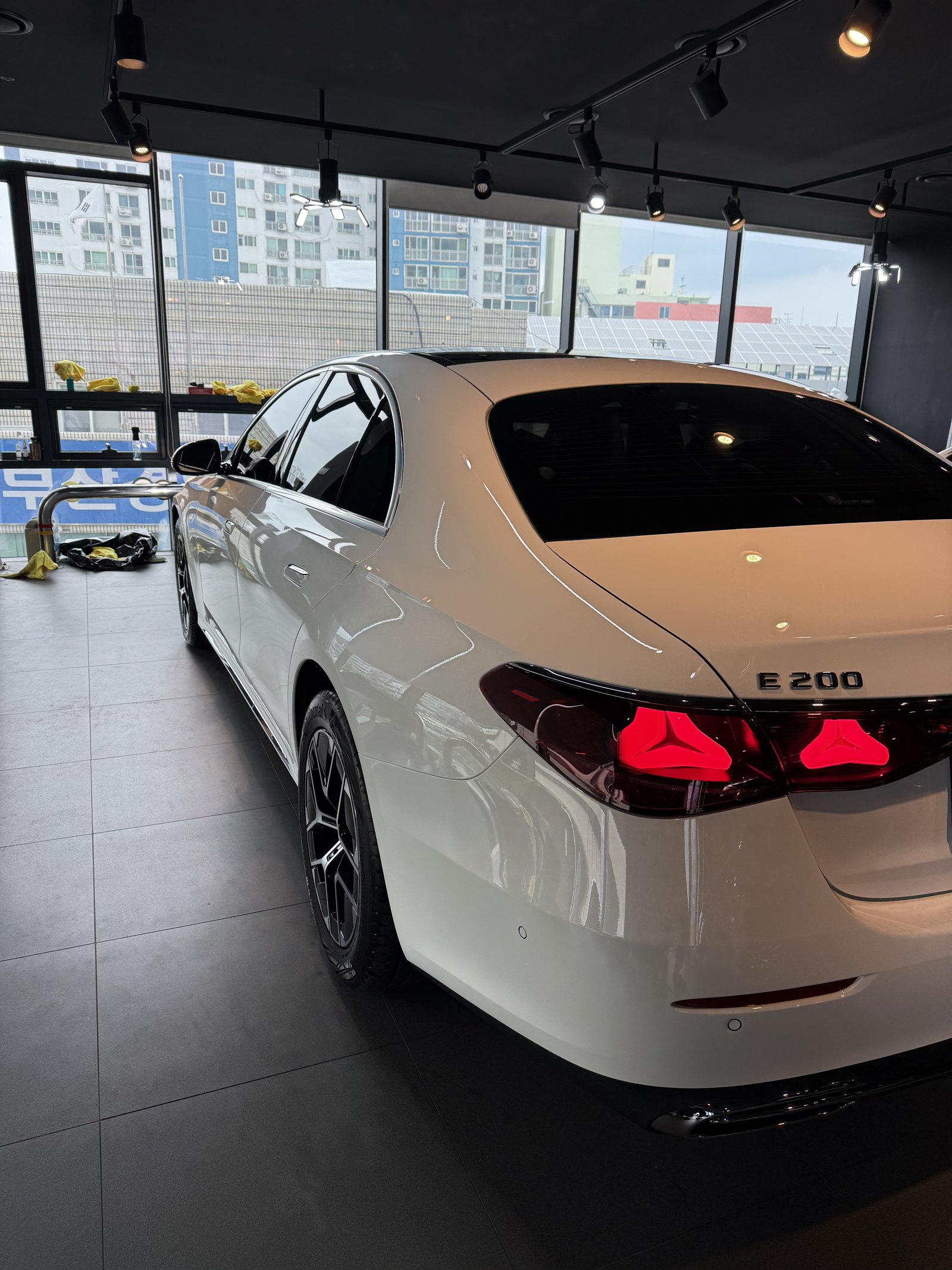 벤츠 E200 백색 신차 후측면 - 부산 신차 유리막코팅