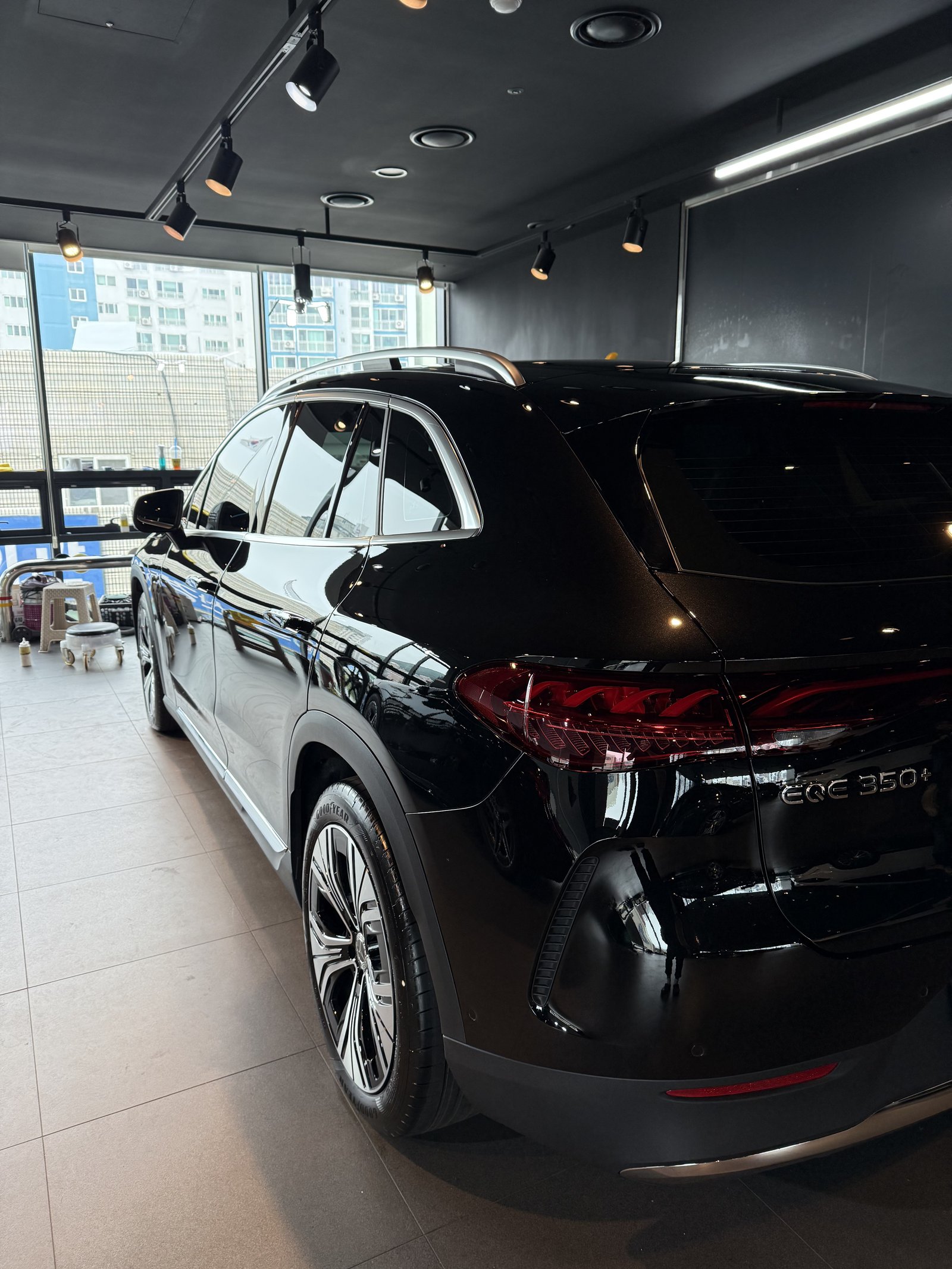 벤츠 EQE350 SUV 검정 신차 후측면 - 유리막코팅