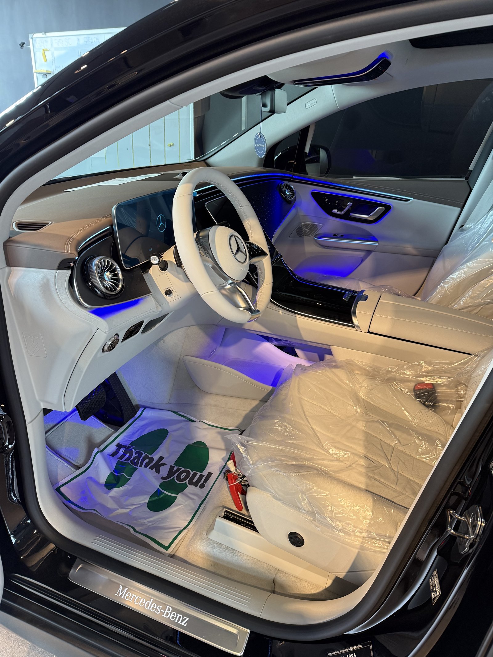 벤츠 EQE350 SUV 신차 실내 앰비언트 조명 - 출고 전 컨디션