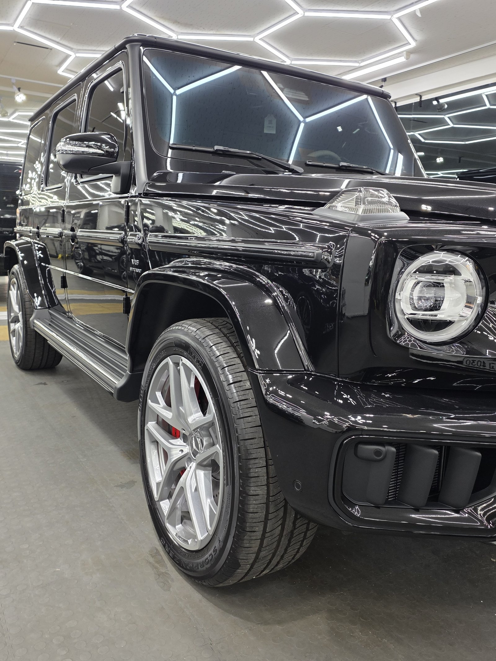 벤츠 G63 검정 헤드라이트 클로즈업 - 부산 신차 유리막코팅