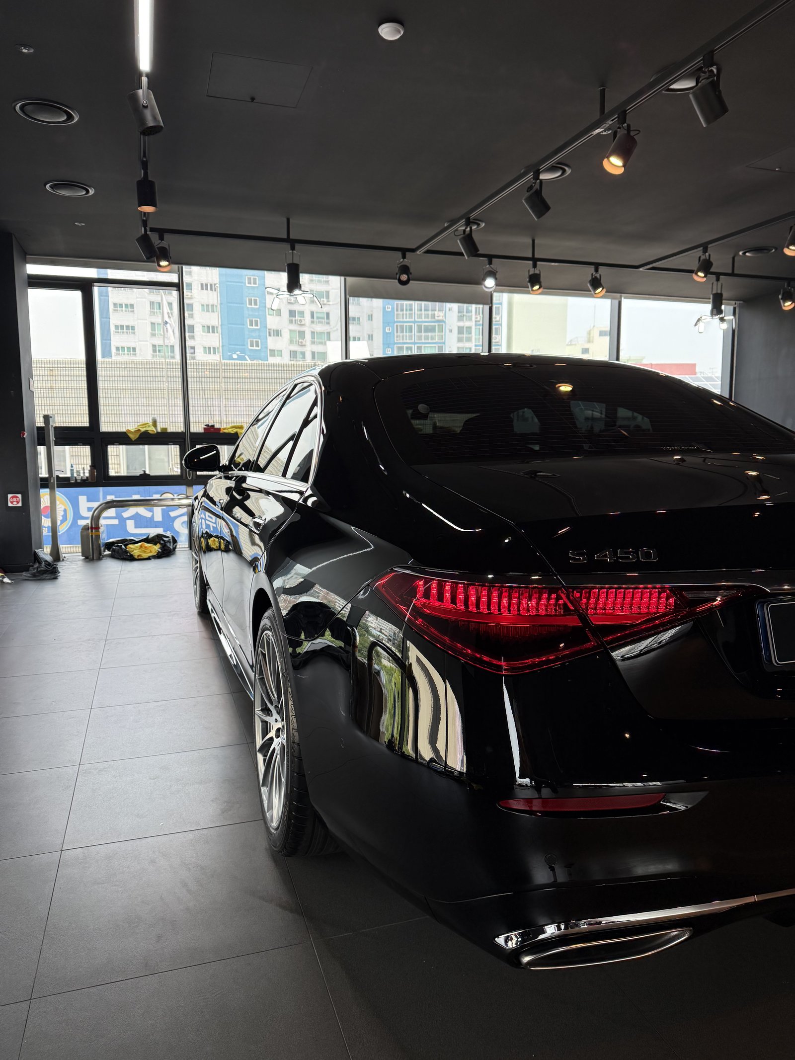 벤츠 S450 검정 후측면 - 부산 신차 유리막코팅