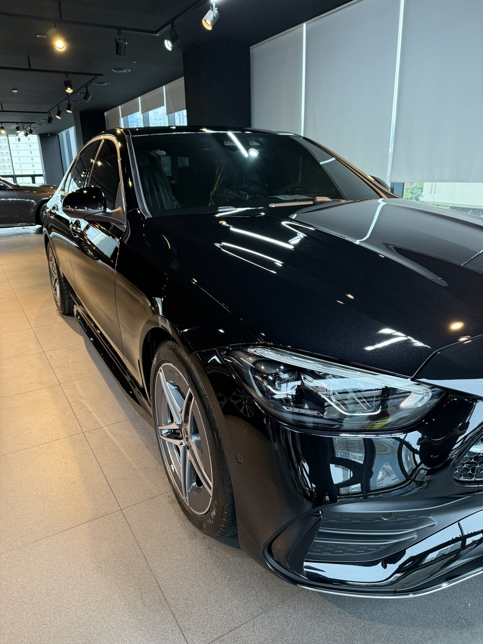 벤츠 C200 검정 측면 - 부산 유리막코팅