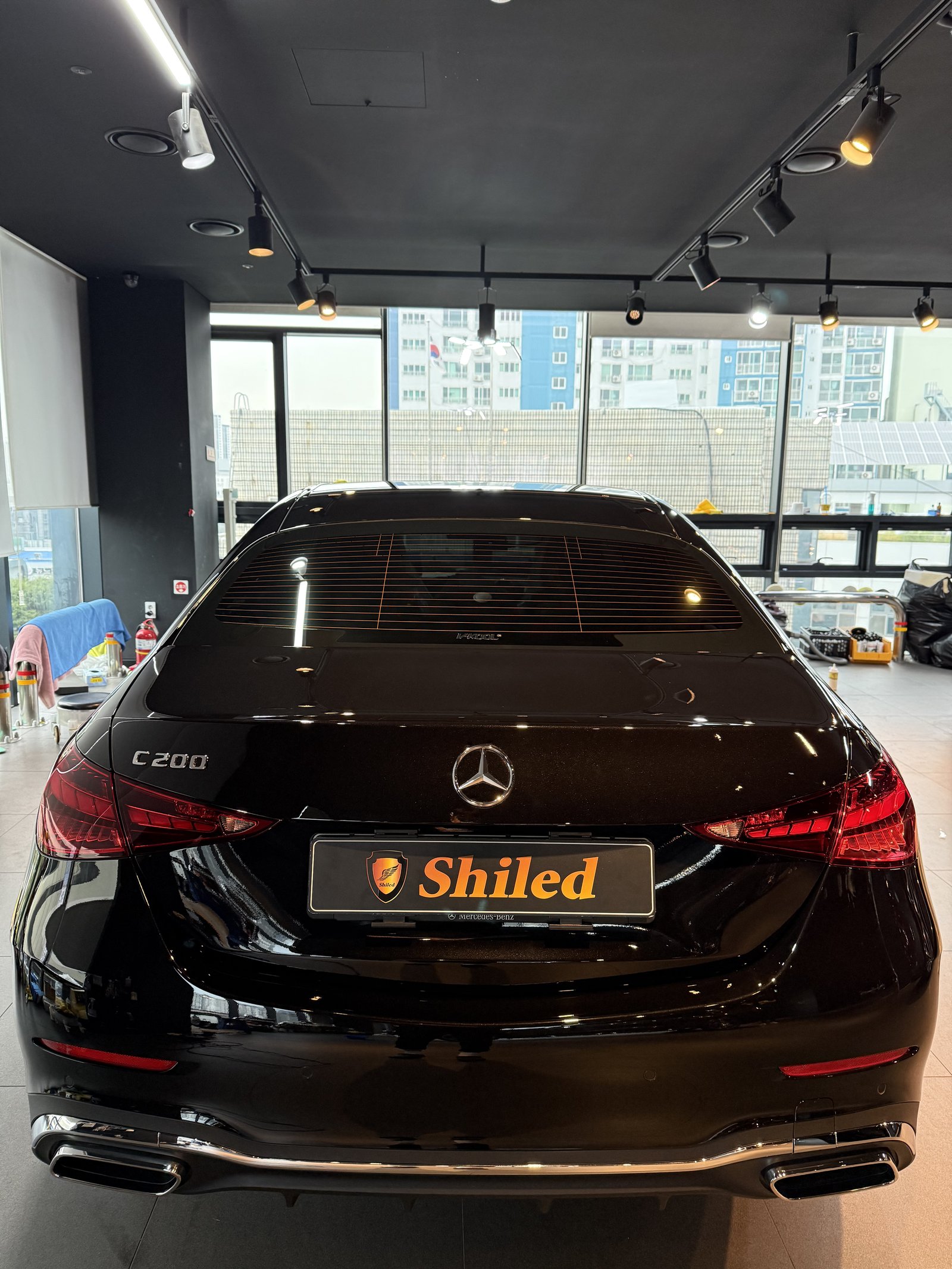 벤츠 C200 검정 신차 후면 Shiled 뱃지 - 유리막코팅