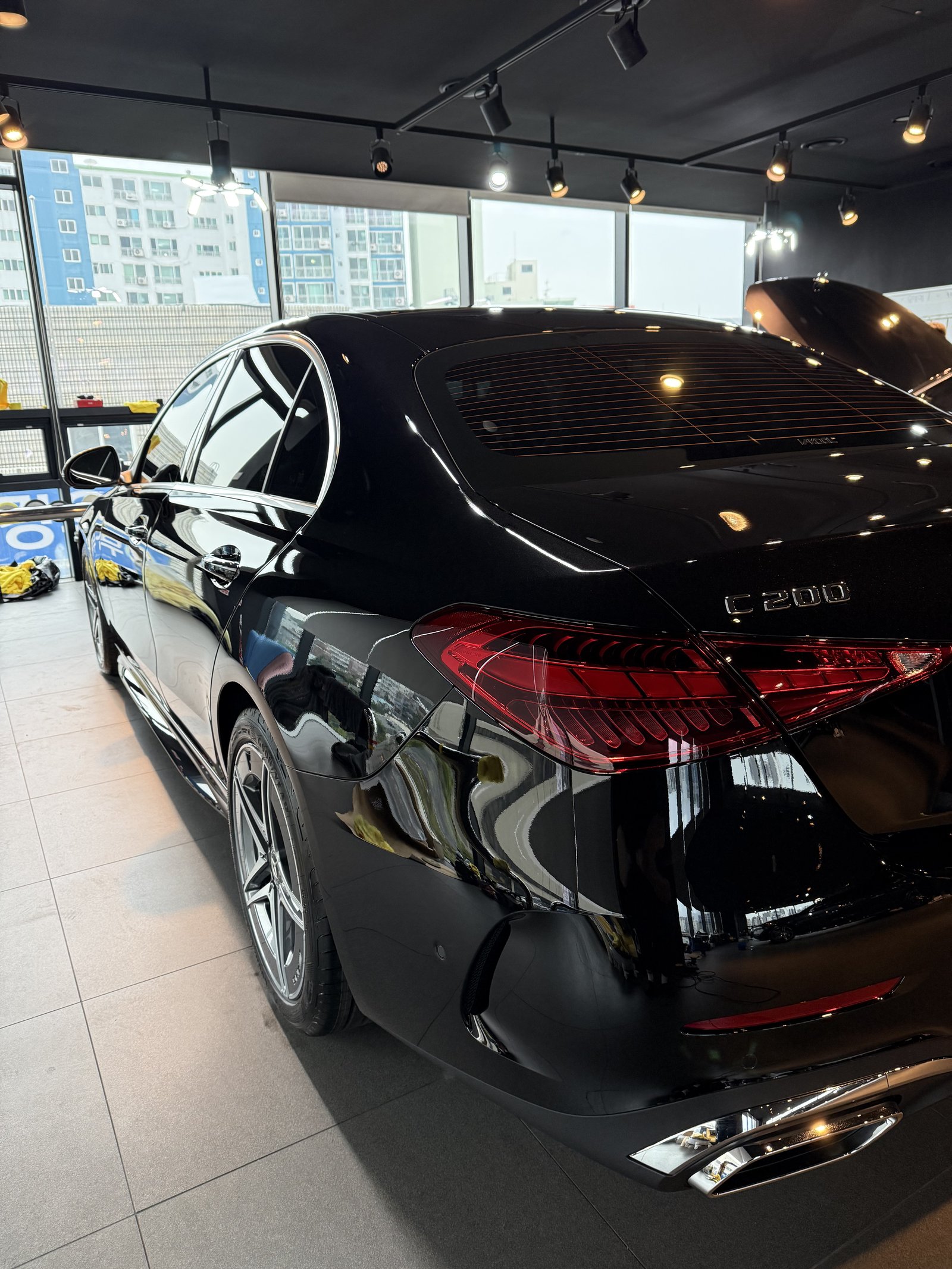 벤츠 C200 검정 신차 후측면 - 유리막코팅