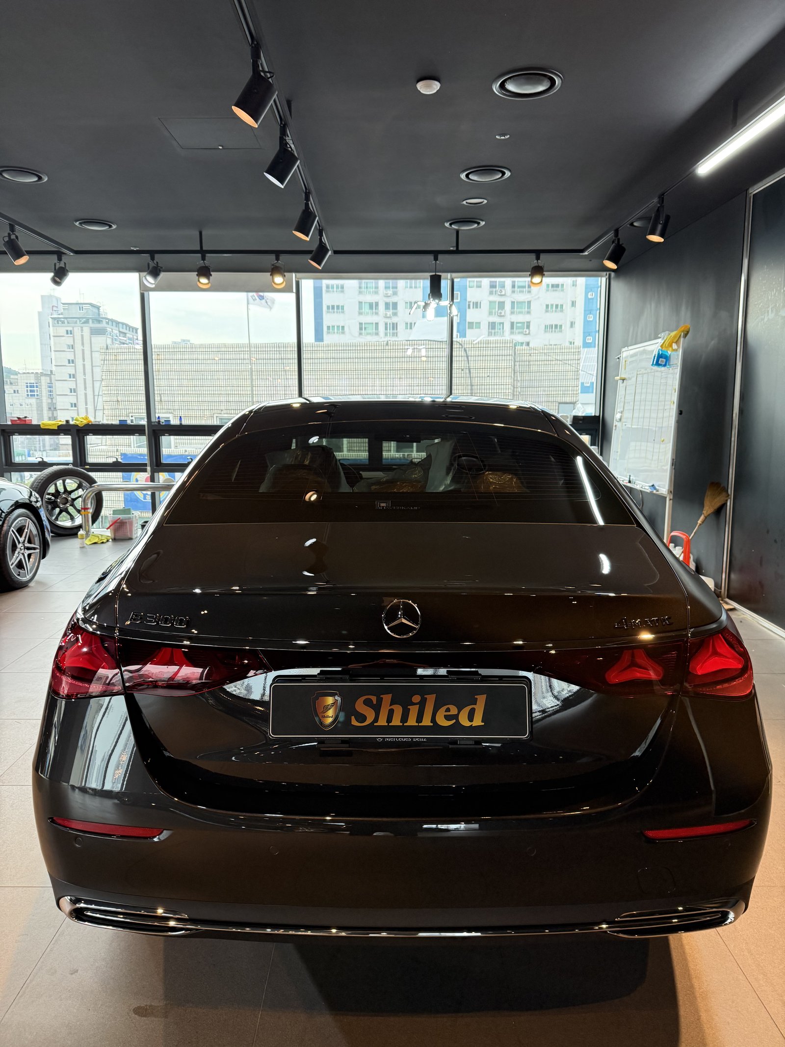 벤츠 E300 그레이 신차 후면 Shiled 뱃지 - 유리막코팅