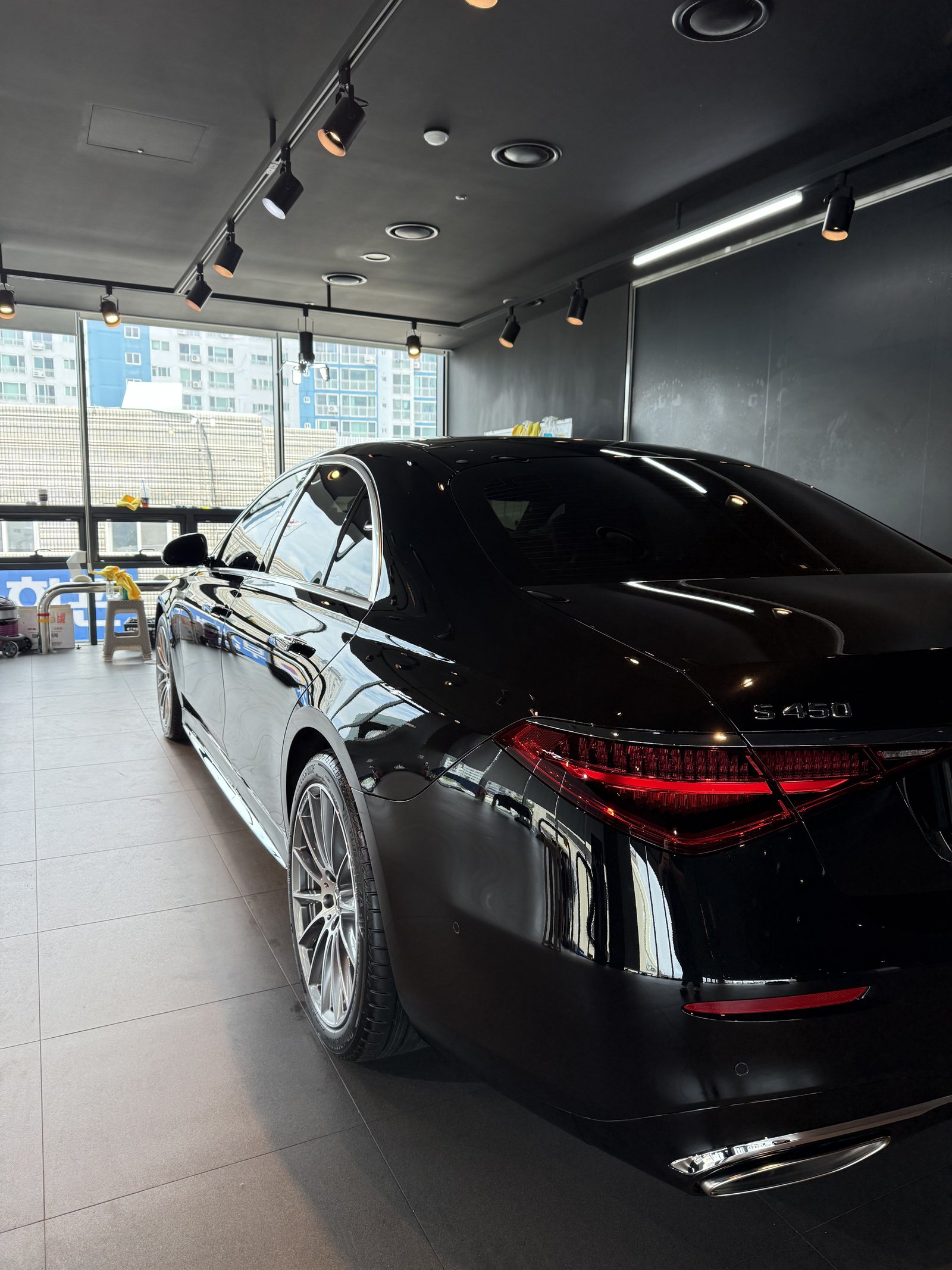 벤츠 S450 검정 신차 후측면 - 유리막코팅