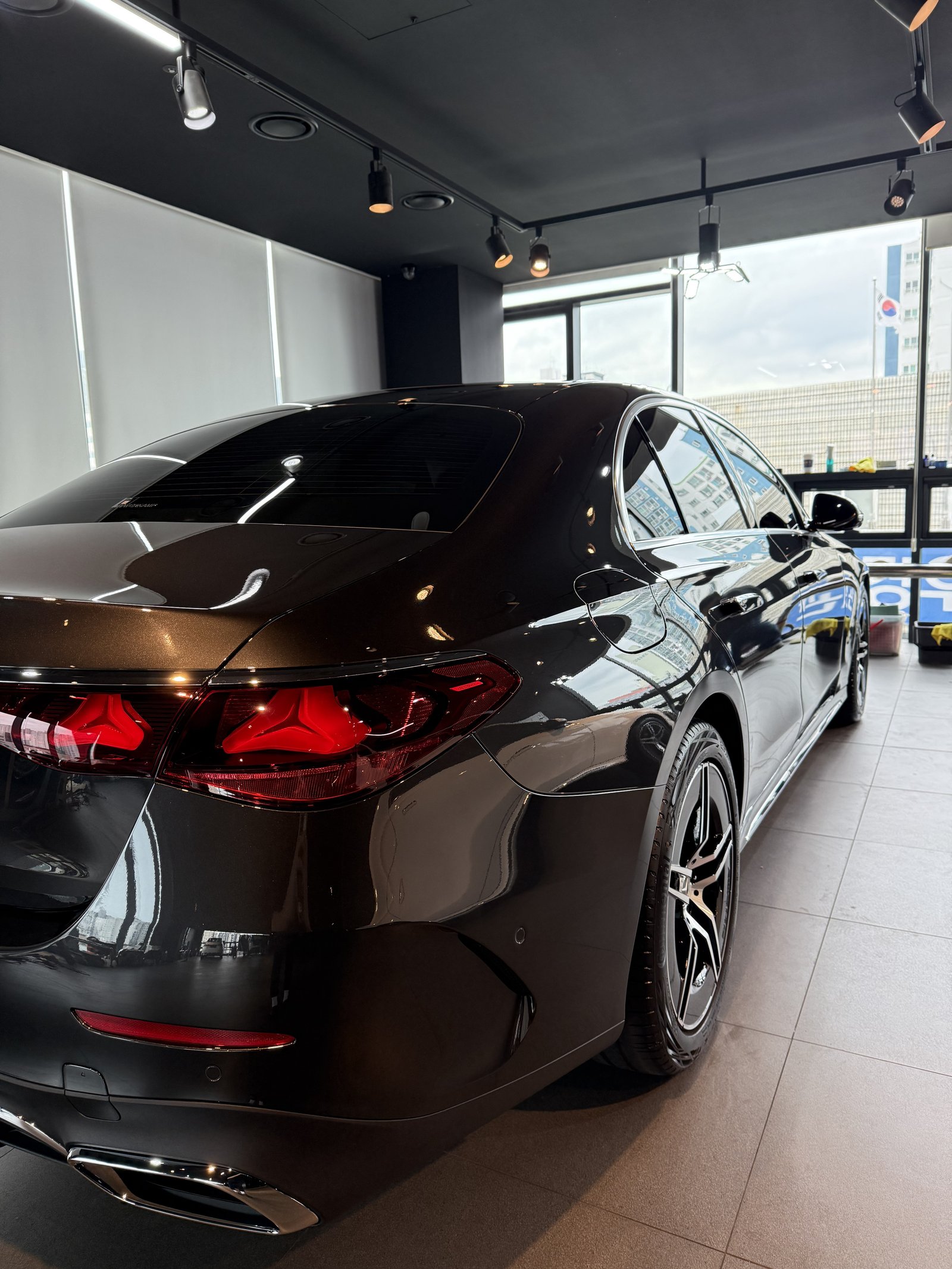 벤츠 E200 AMG 신차 후면 Shiled 뱃지 - 유리막코팅