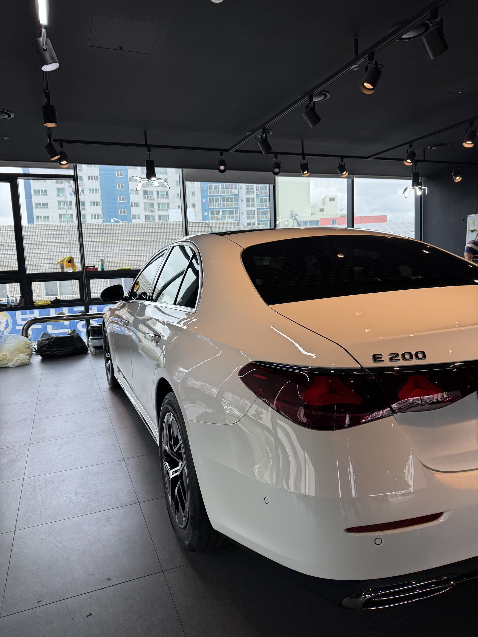 벤츠 E200 백색 측면 - 부산 유리막코팅