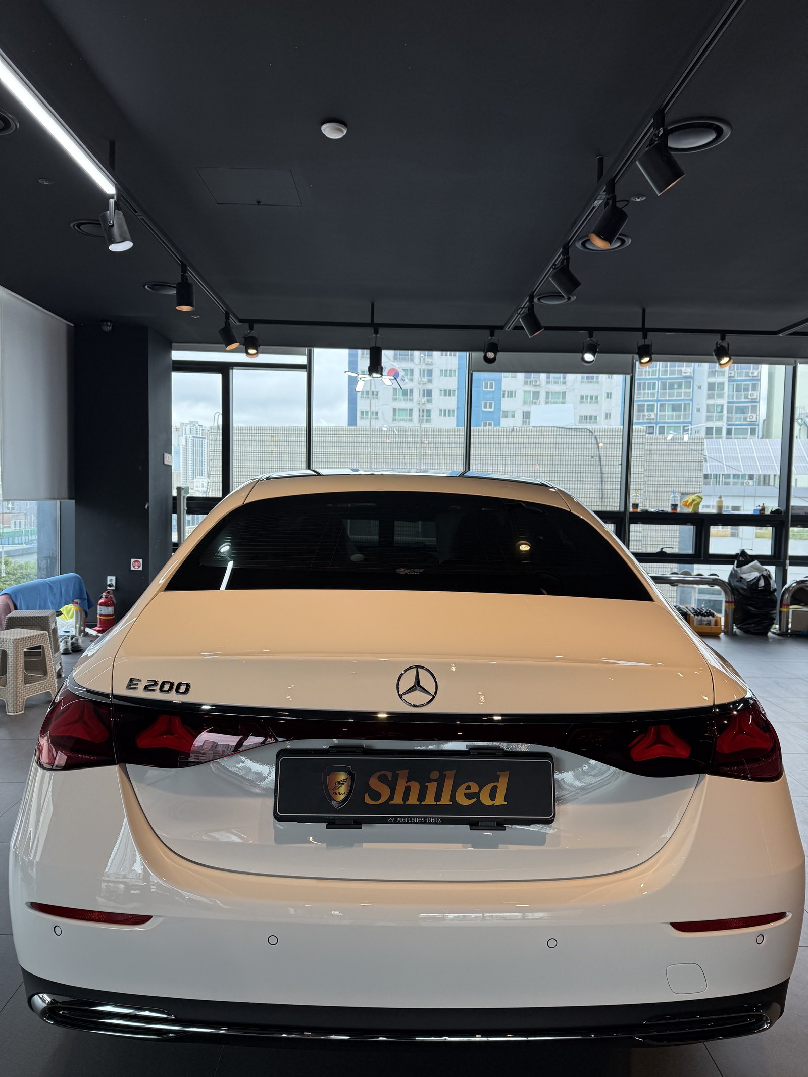 벤츠 E200 백색 신차 후면 Shiled 뱃지 - 유리막코팅
