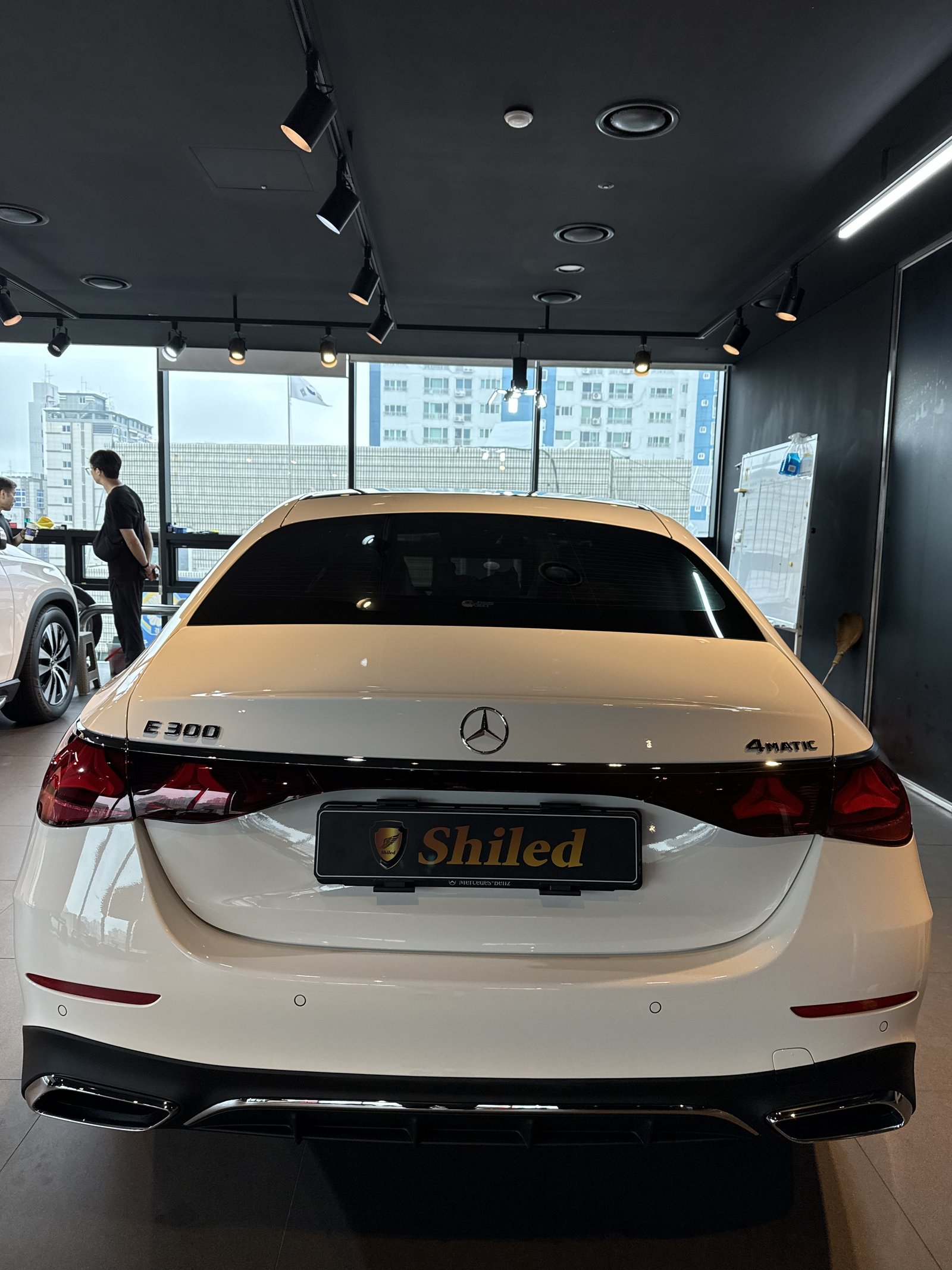 벤츠 E300 4matic 백색 측면 휠 - 부산 유리막코팅