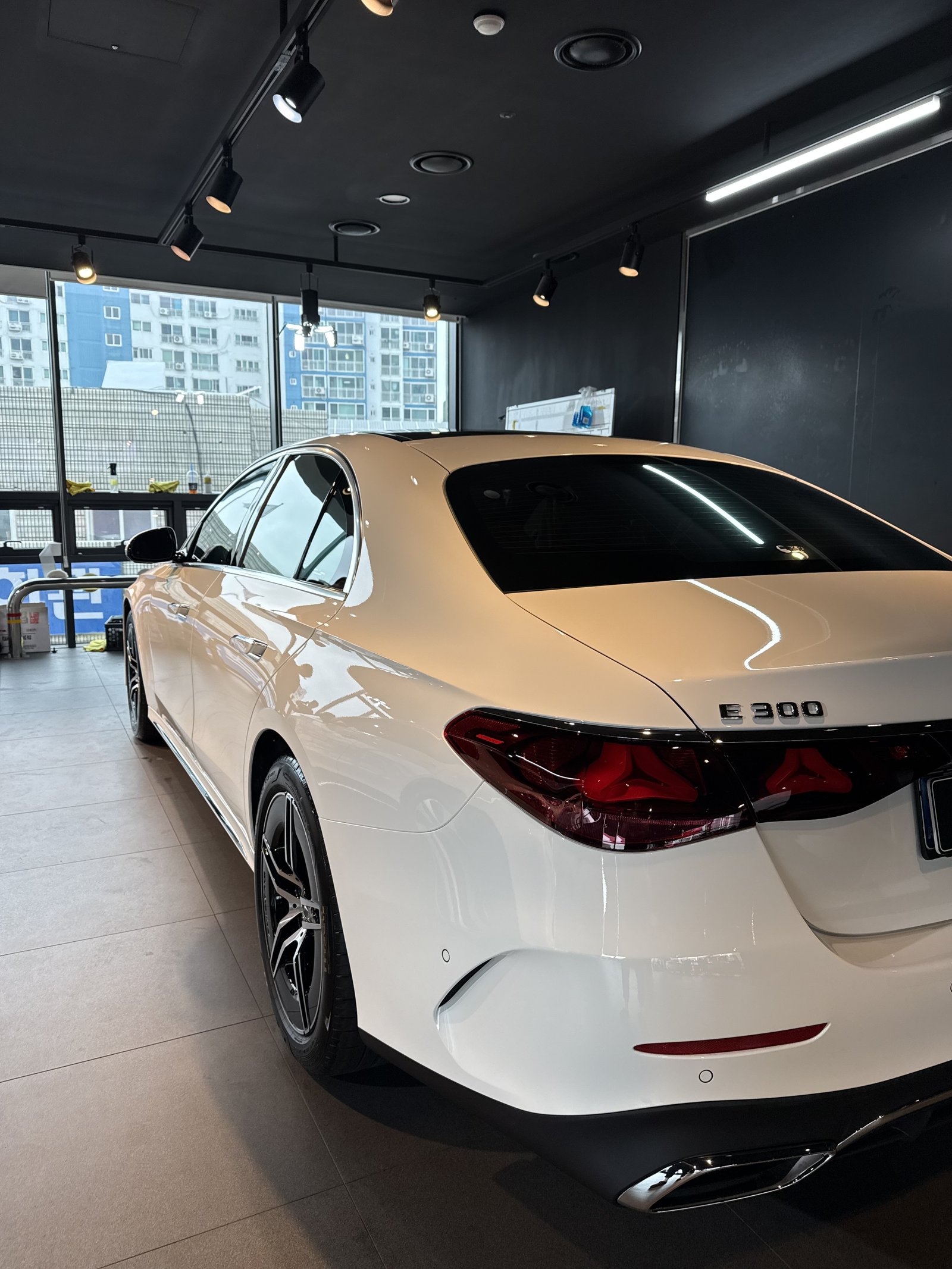 벤츠 E300 4matic 백색 신차 후측면 - 유리막코팅
