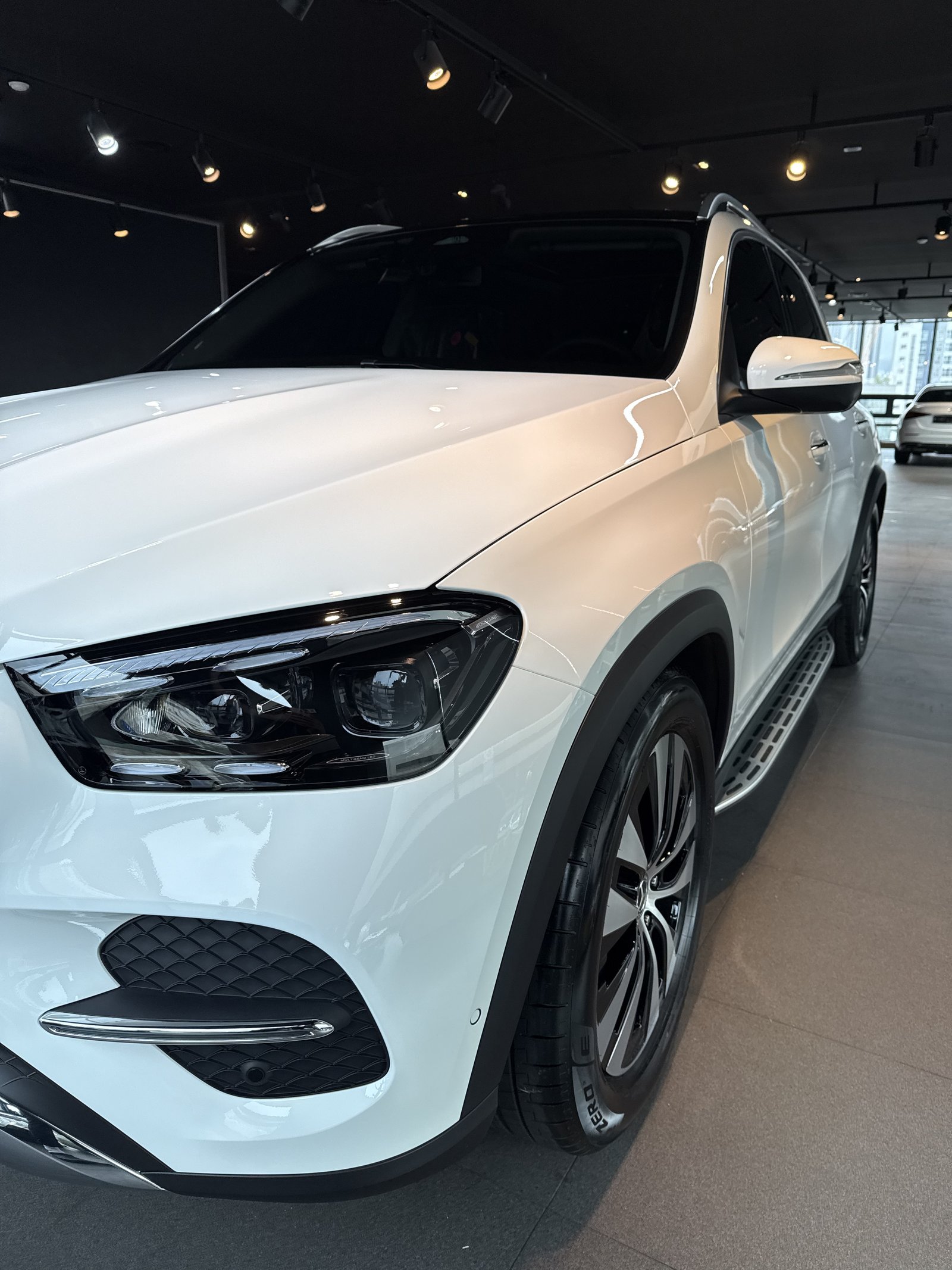 벤츠 GLE350 백색 신차 전측면 - 부산 유리막코팅