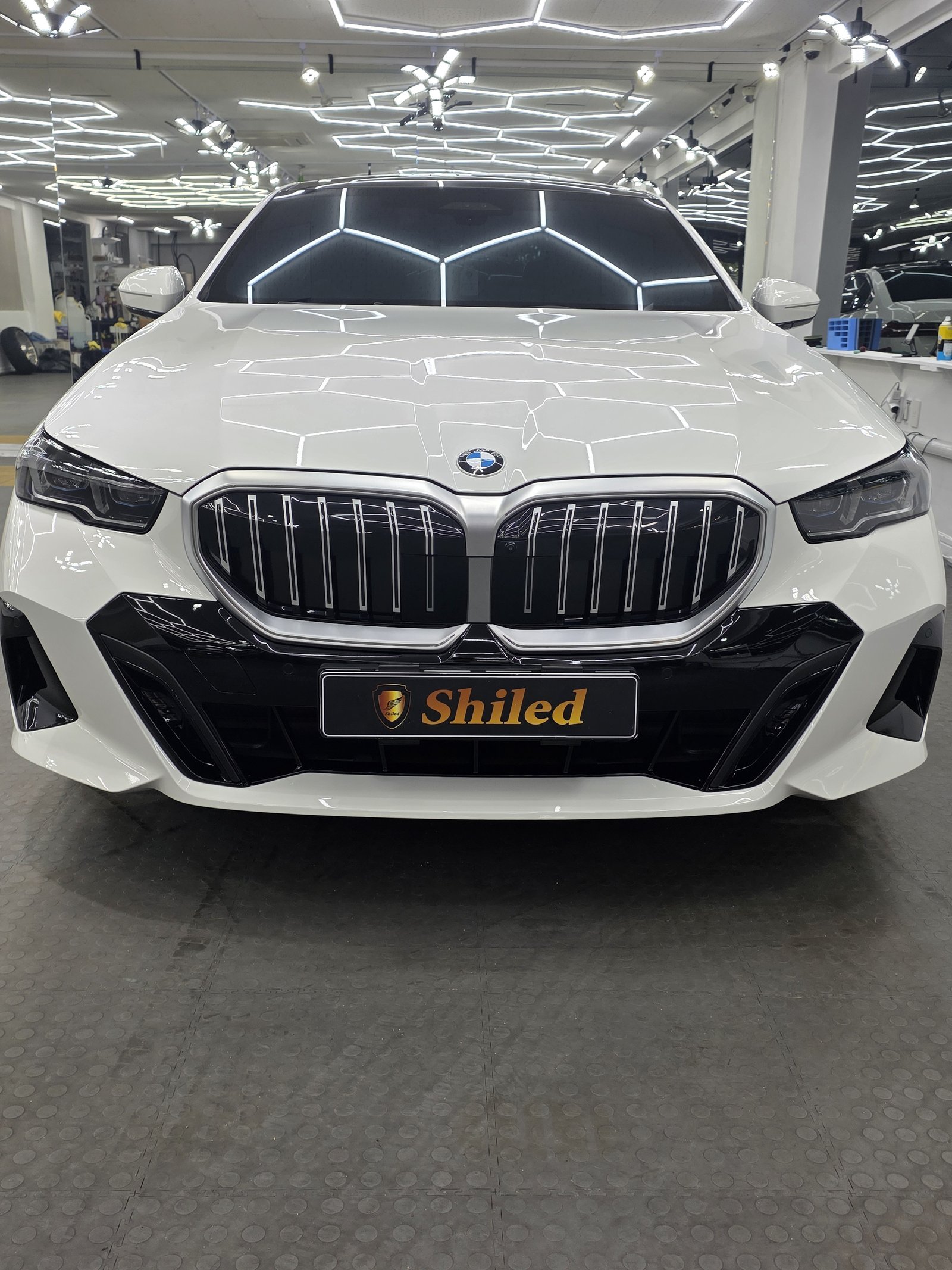 BMW 520i 백색 신차 전면 키드니 그릴 - 부산 유리막코팅