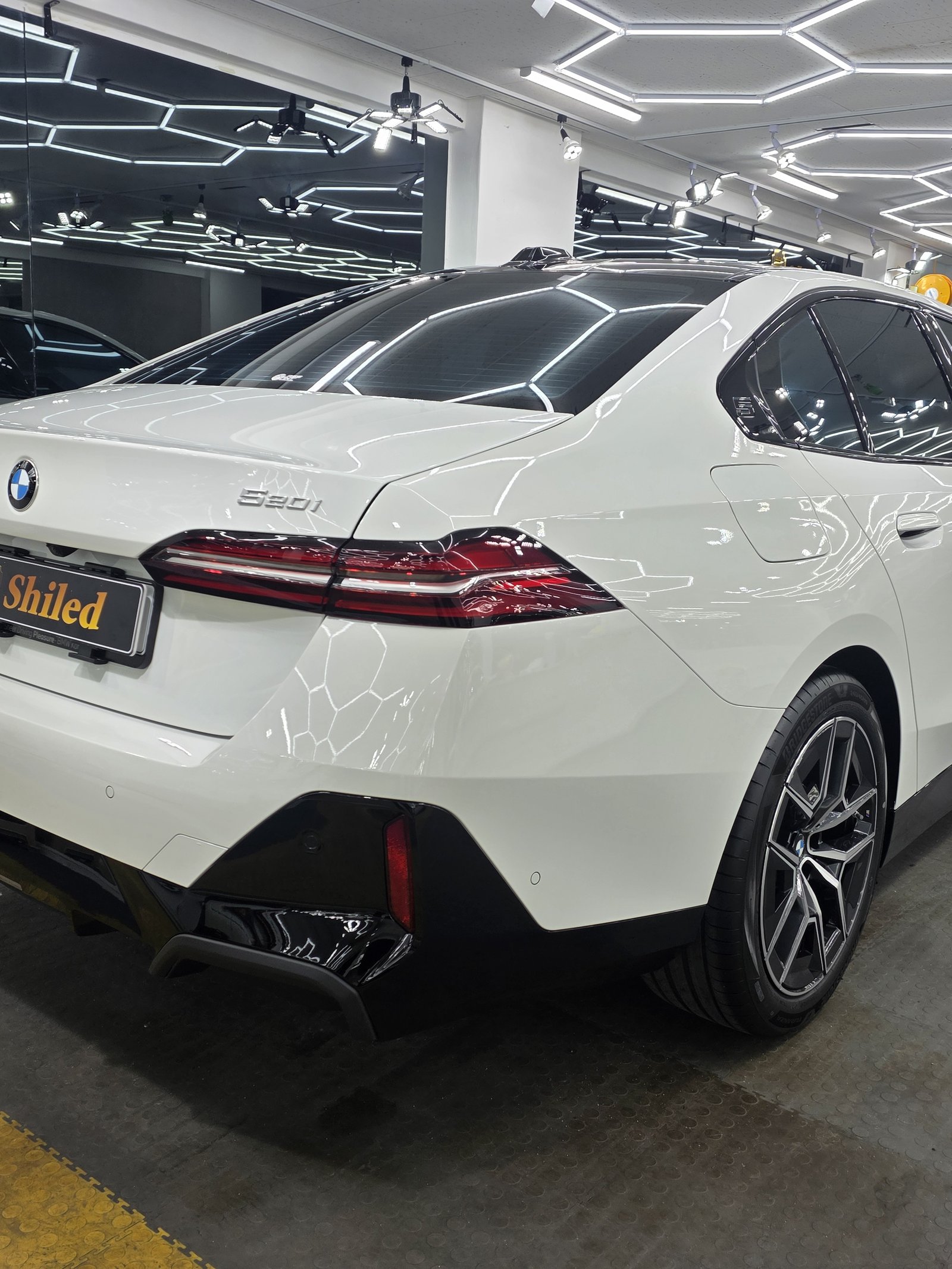 BMW 520i 백색 신차 후측면 - 부산 유리막코팅