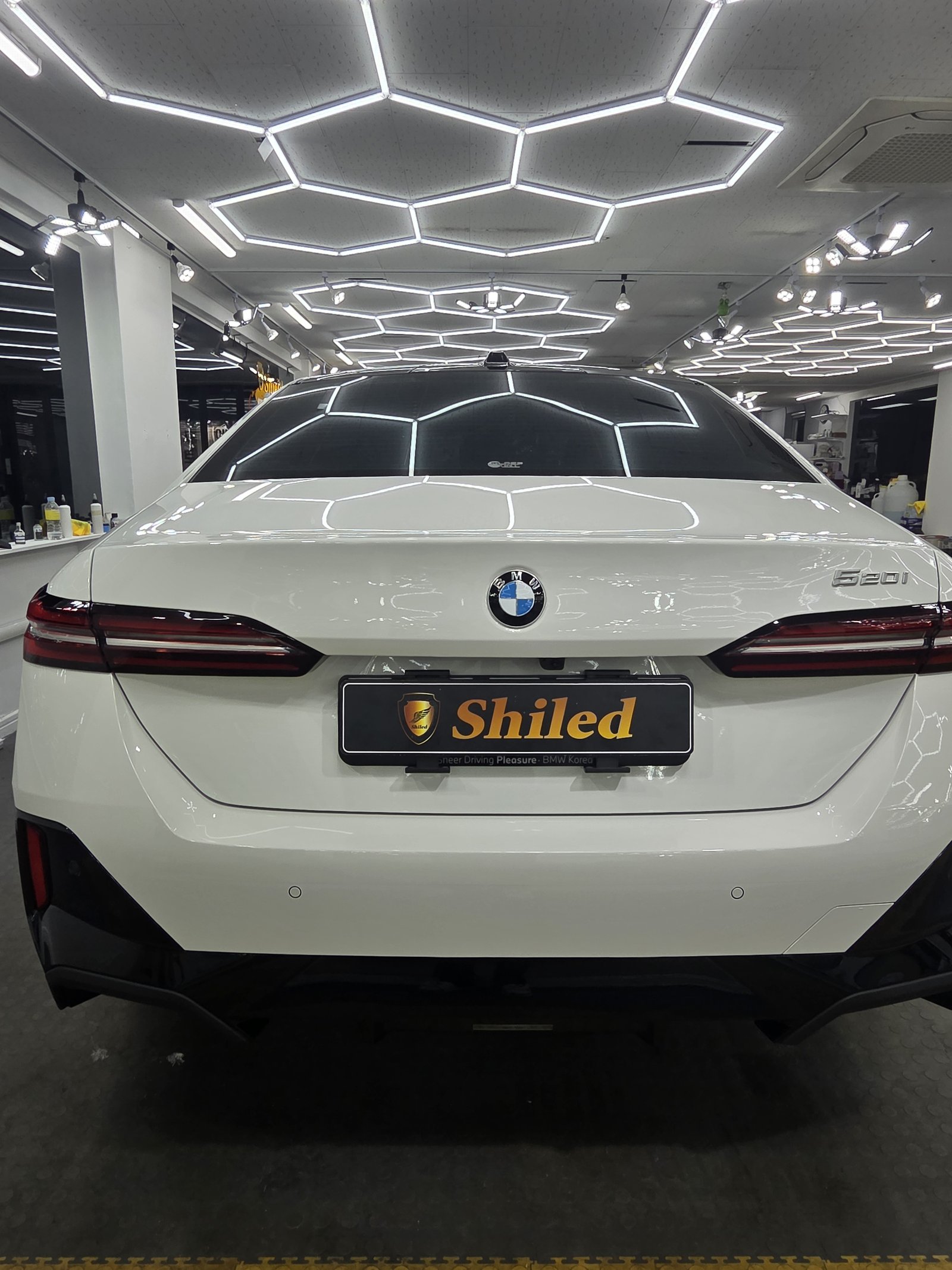 BMW 520i 백색 신차 후면 Shiled 뱃지 - 유리막코팅