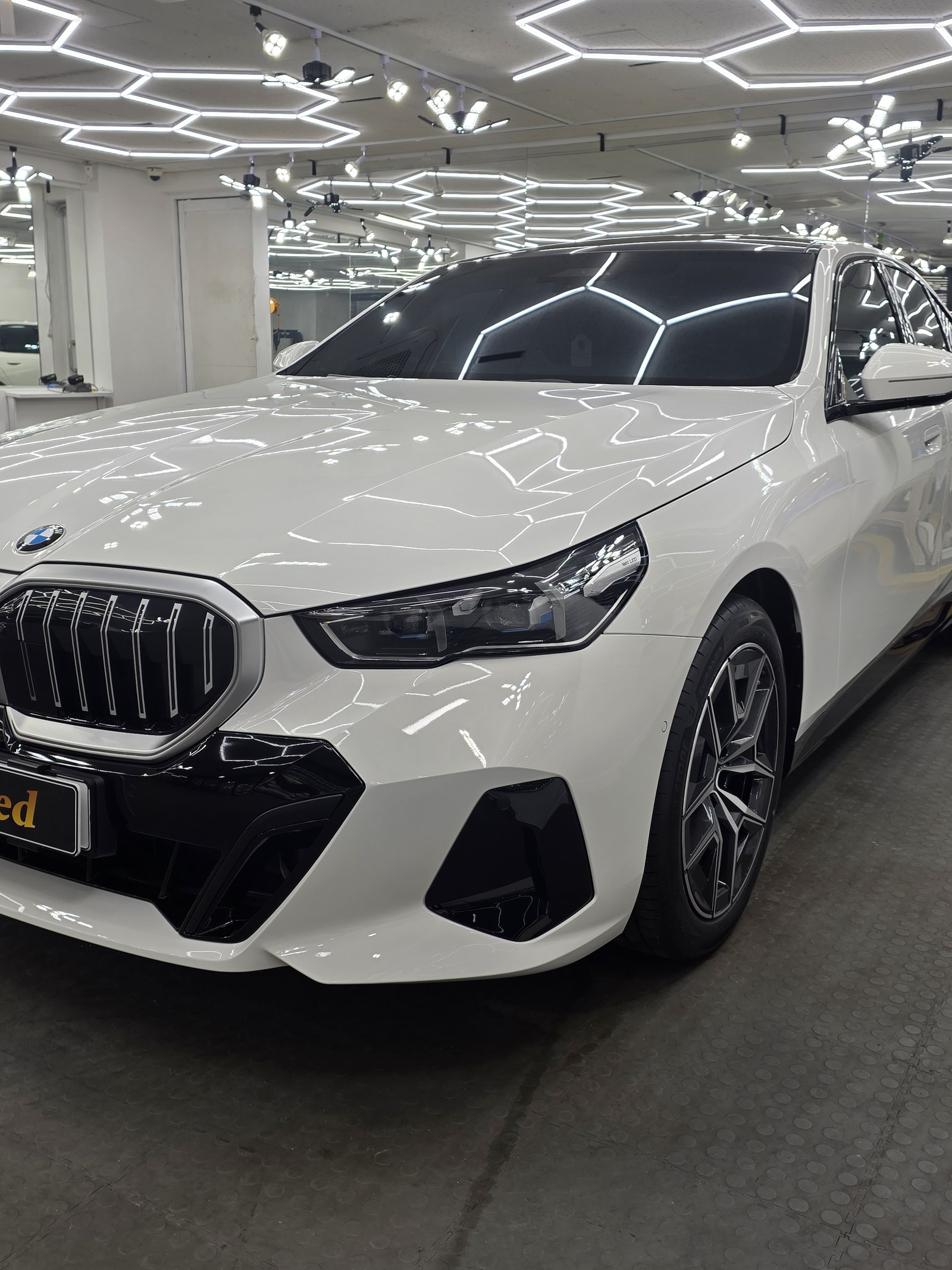 BMW 520i 백색 신차 전측면 - 유리막코팅