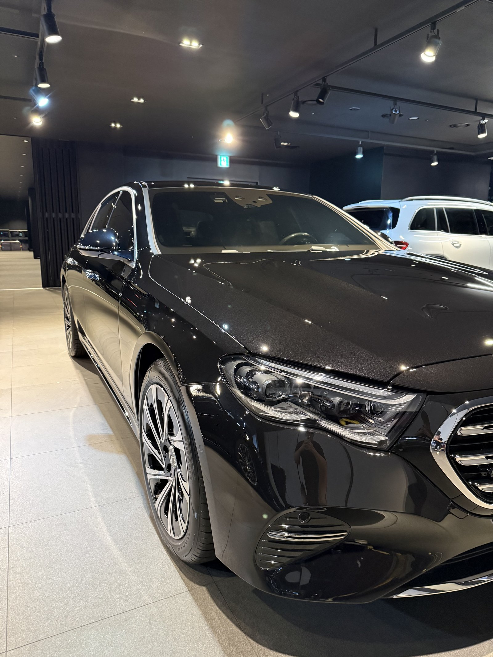 벤츠 E300 검정 신차 전면 3쿼터 - 부산 유리막코팅