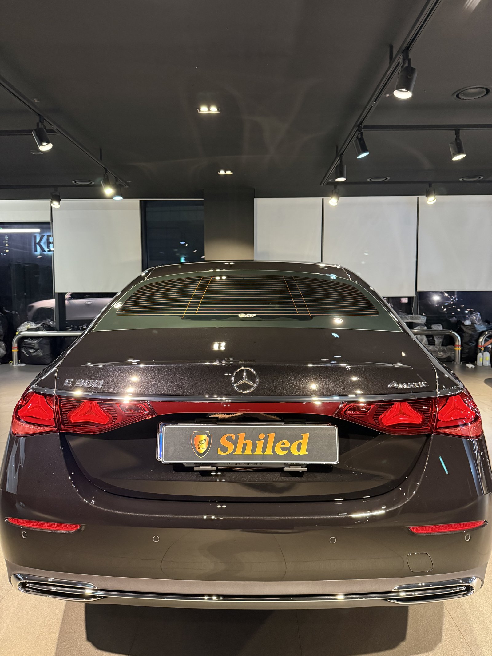 벤츠 E300 검정 신차 후면 Shiled 뱃지 - 유리막코팅