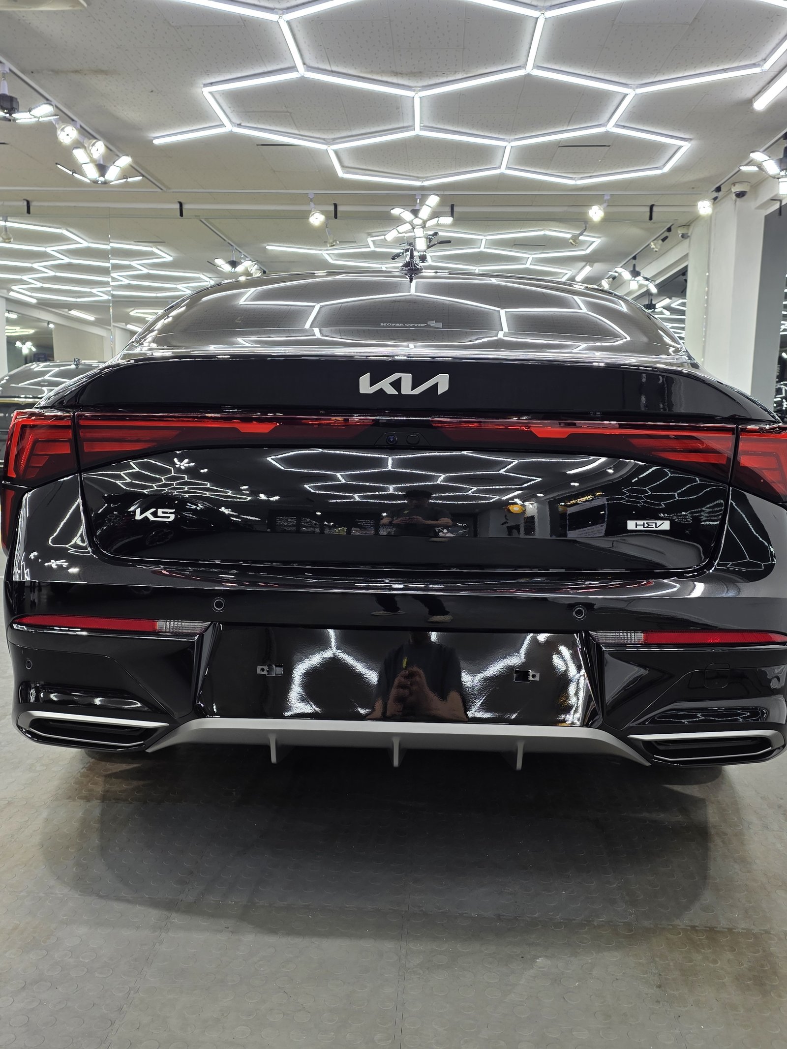기아 K5 검정 신차 후면 KIA 레터링 - 유리막코팅