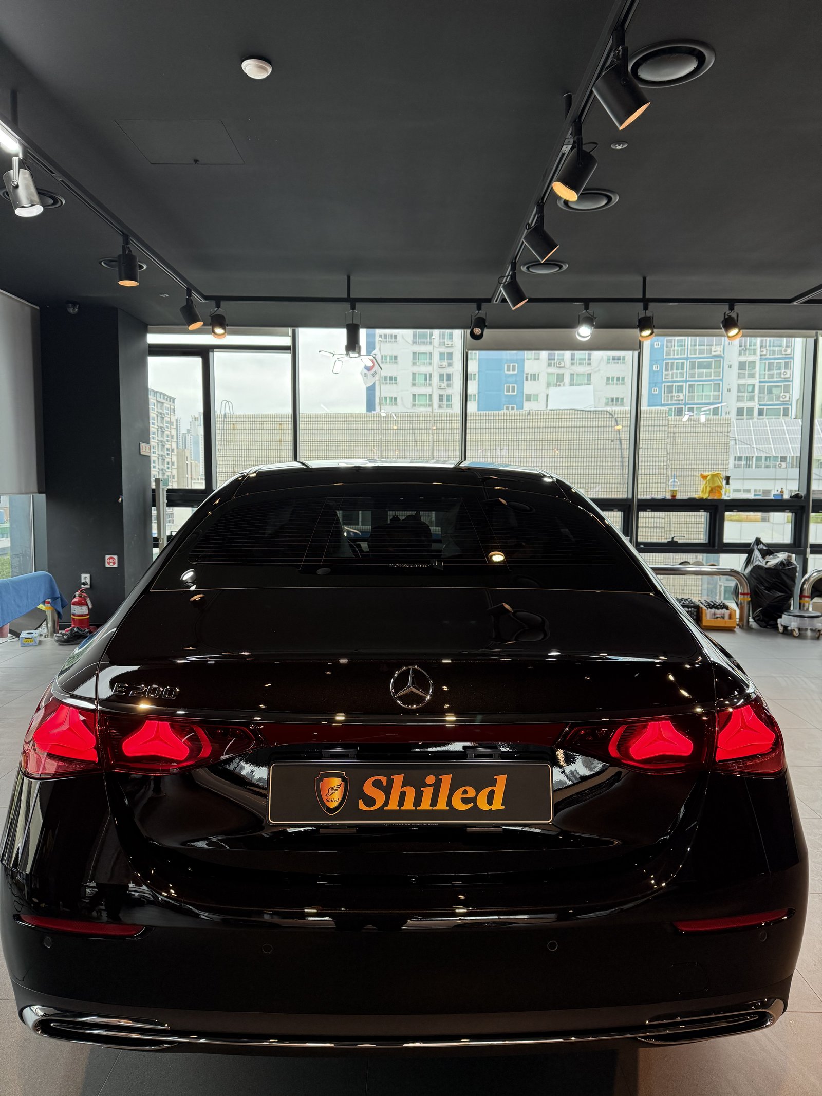 벤츠 E200 검정 신차 후면 Shiled 뱃지 - 유리막코팅