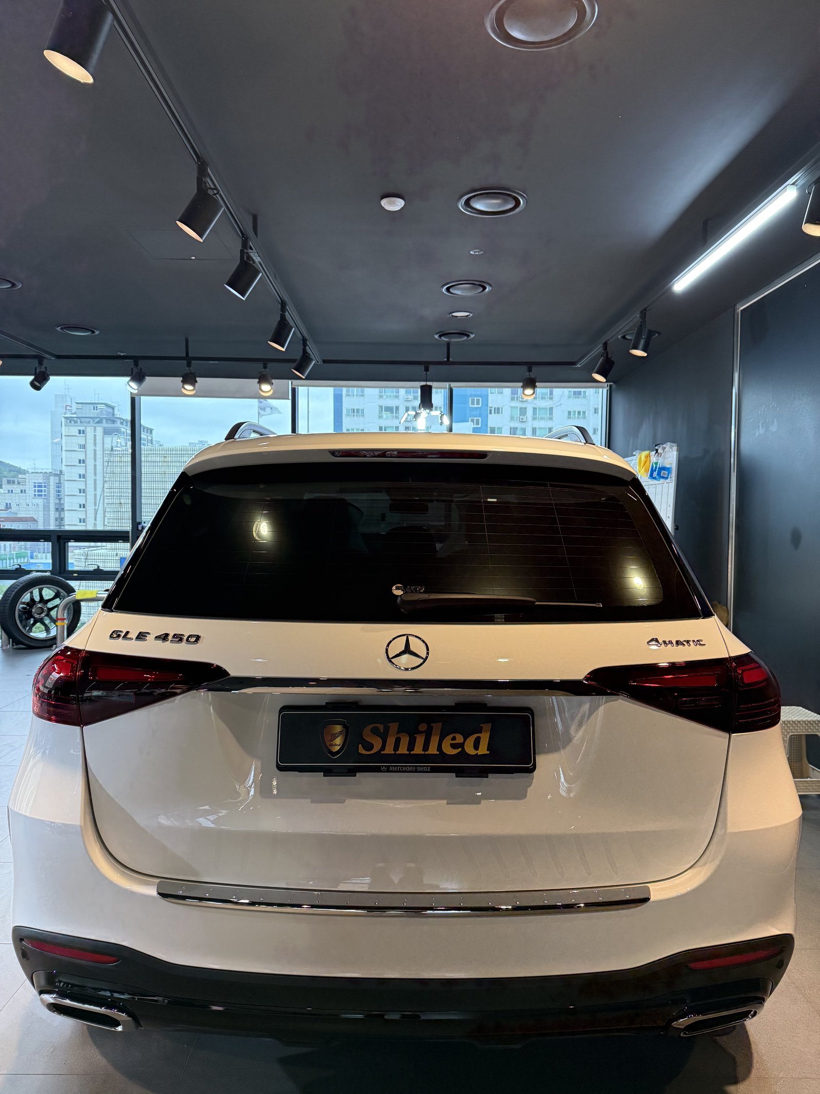 벤츠 GLE450 백색 신차 후면 - 부산 쉴드광택 신차코팅