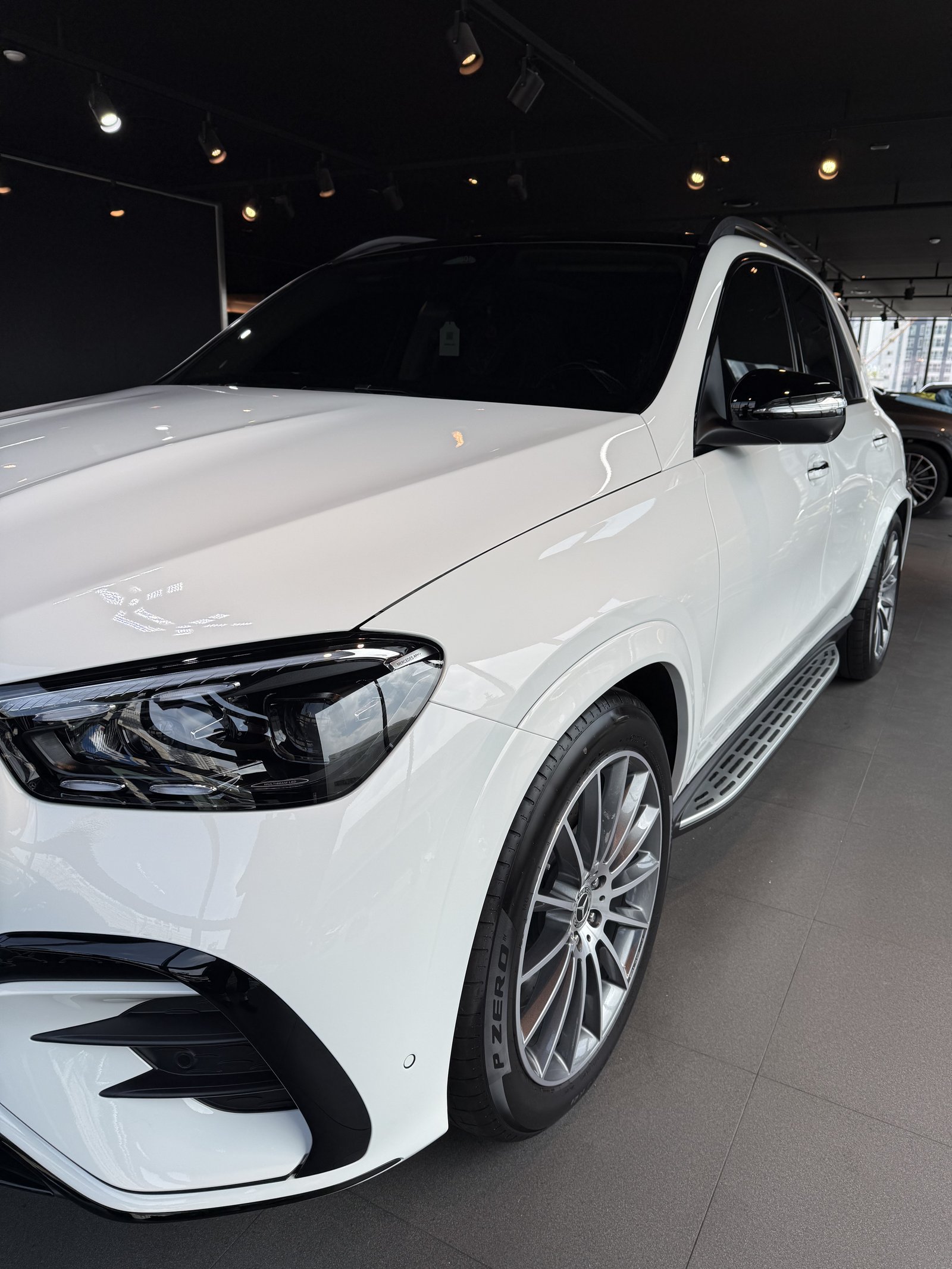 벤츠 GLE450 백색 신차 전측면 - 부산 유리막코팅