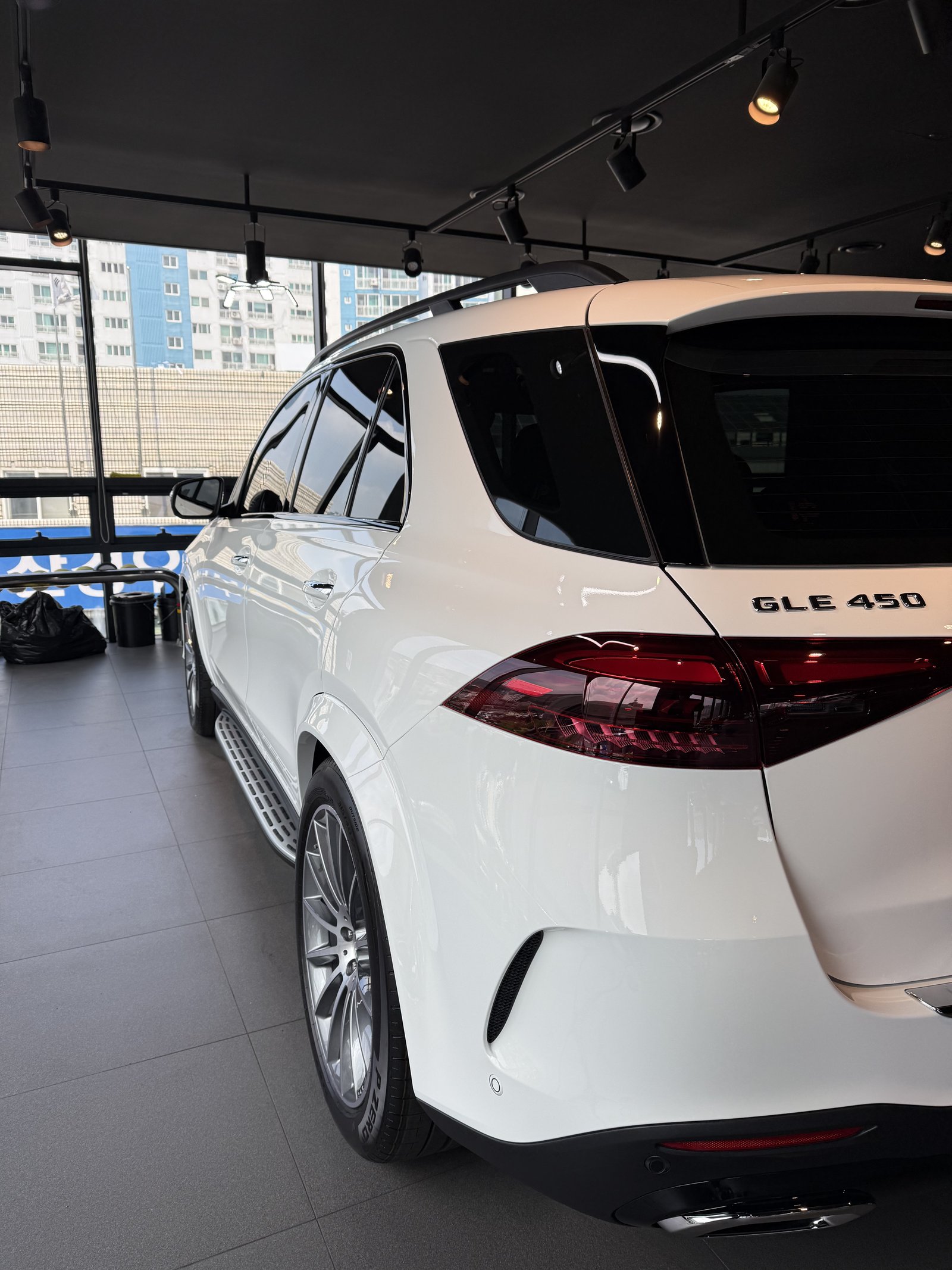 벤츠 GLE450 백색 신차 후면 GLE450 배지 - 부산 쉴드광택