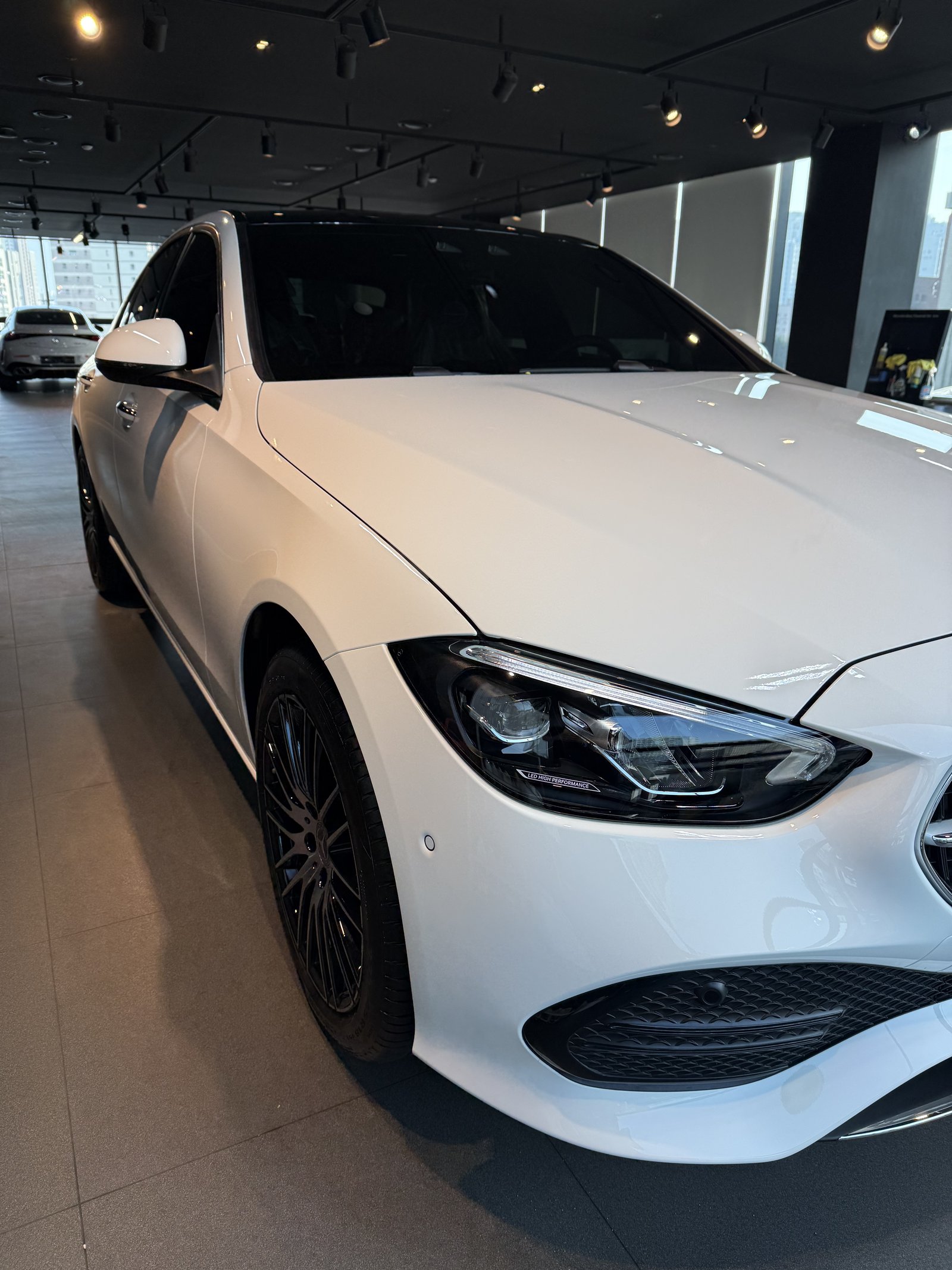 벤츠 C200 백색 신차 전측면 - 부산 유리막코팅