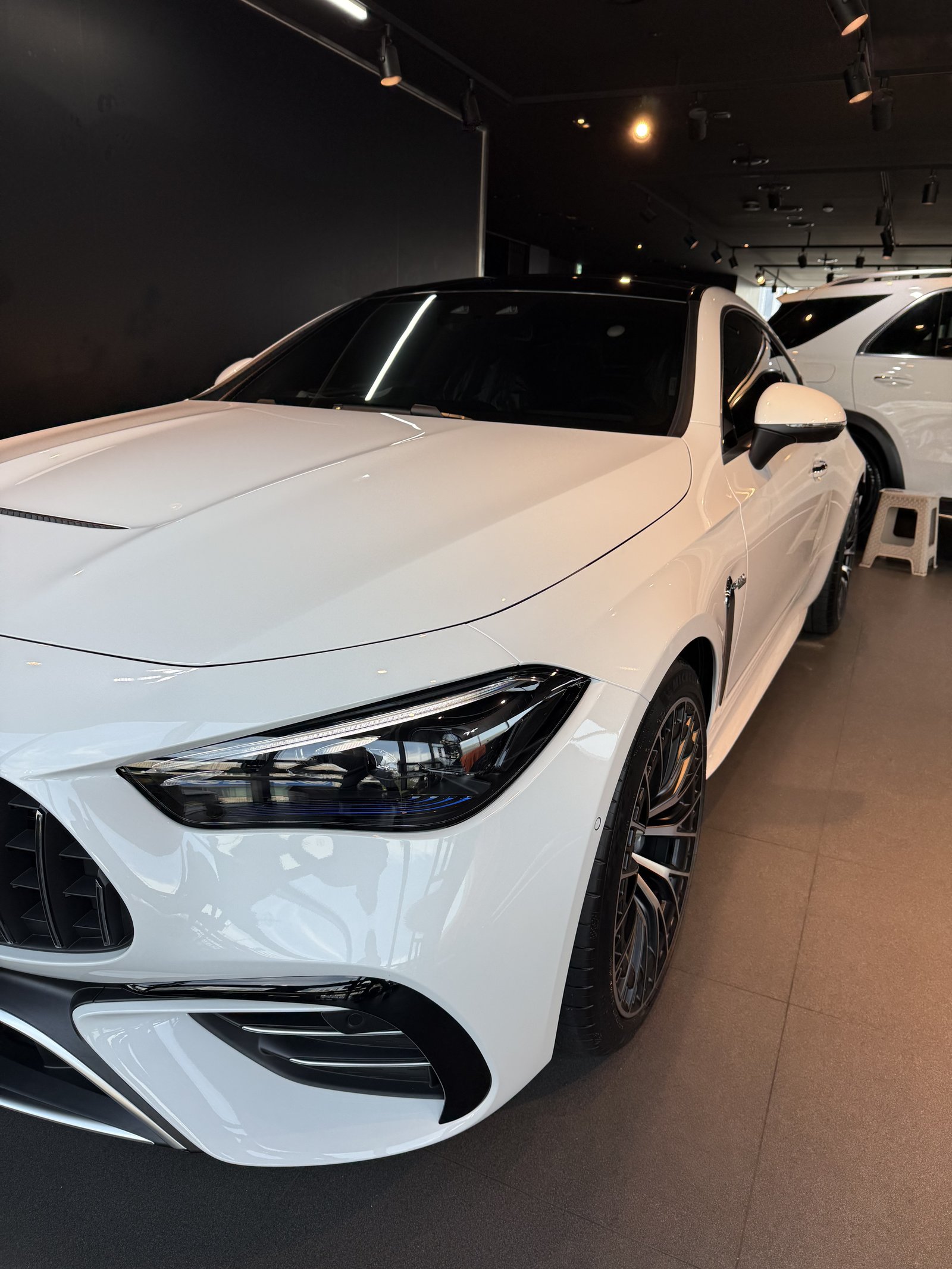 벤츠 CLE53 AMG 백색 전측면 스포티 라인 - 부산 쉴드광택
