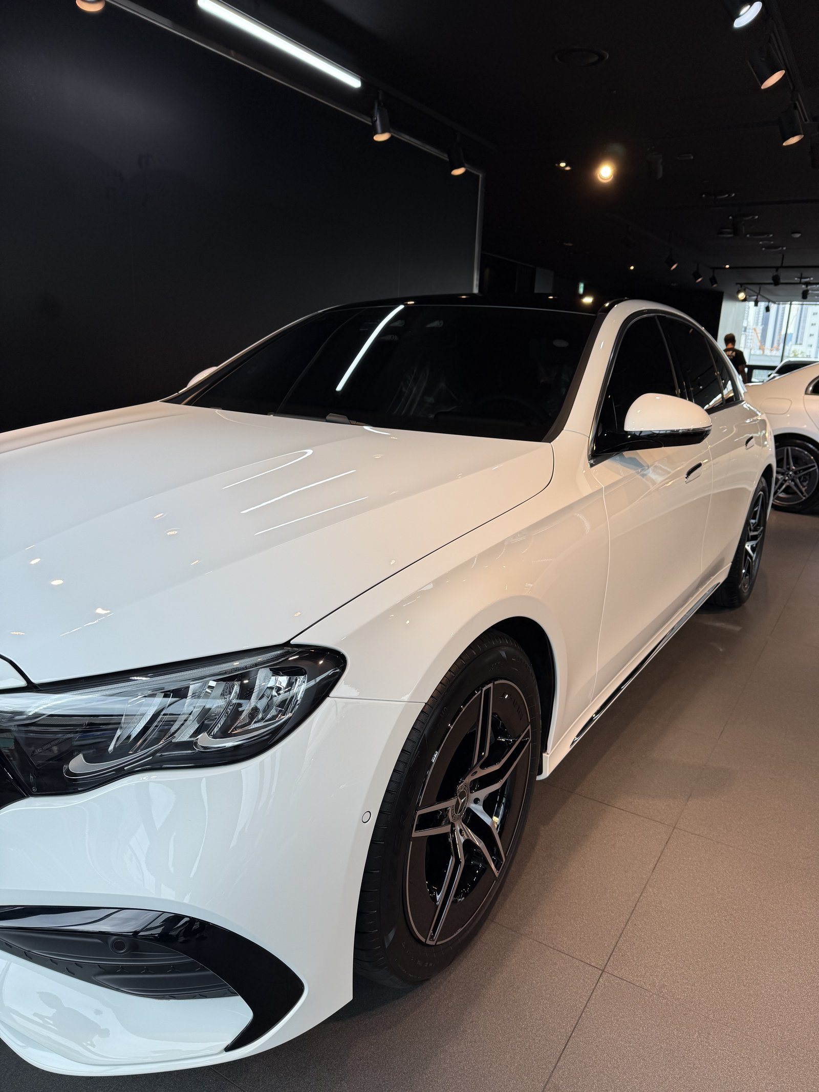 벤츠 E200 백색 전측면 - 부산 유리막코팅