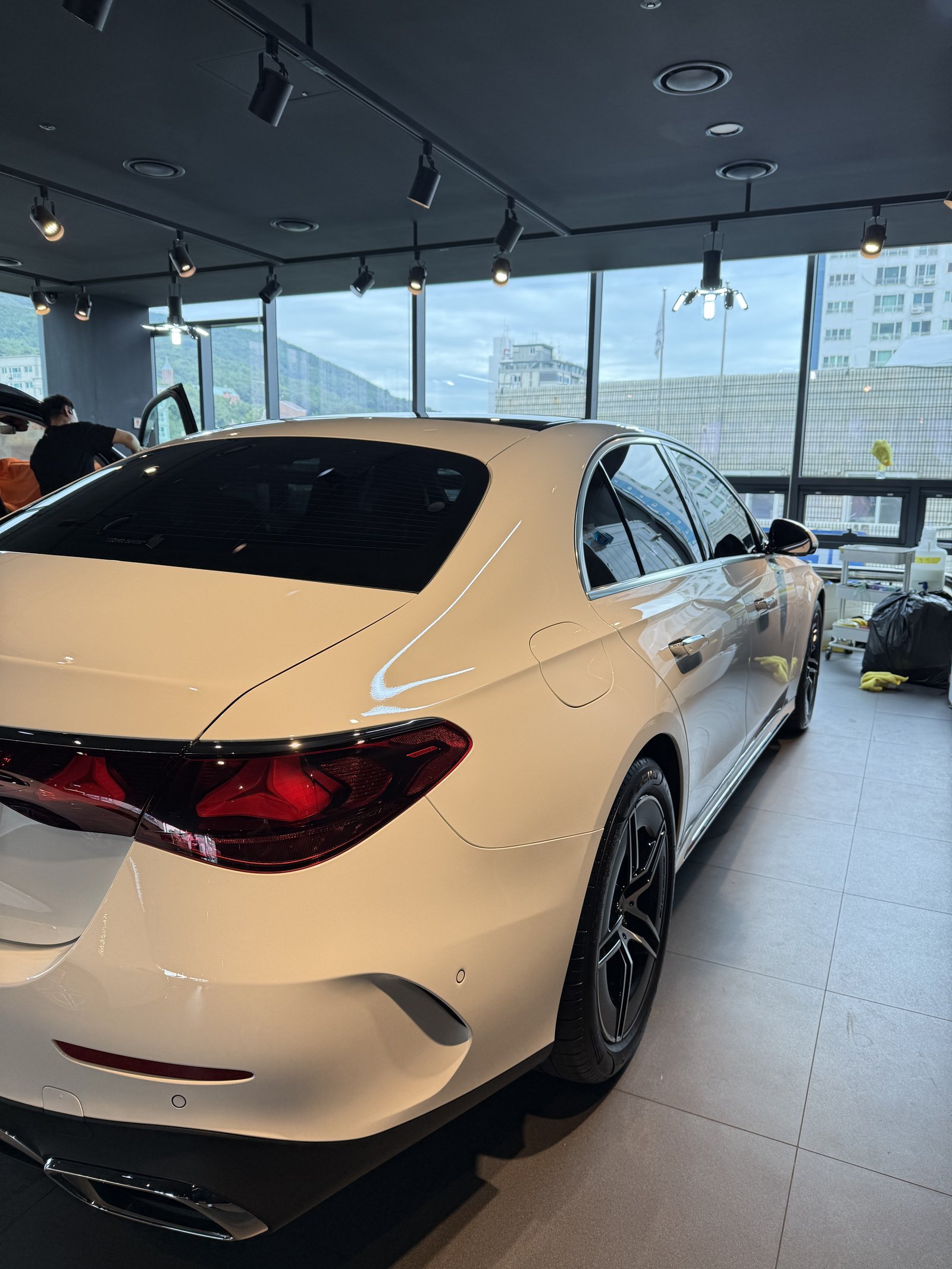 벤츠 E200 백색 후면 E200 배지 - 부산 쉴드광택