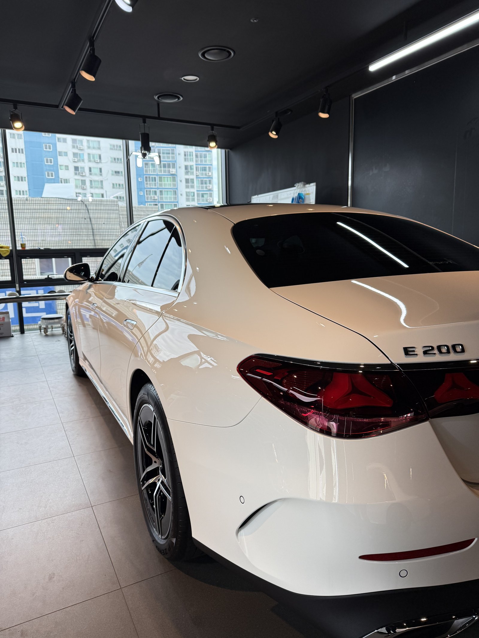 벤츠 E200 백색 후측면 - 부산 유리막코팅