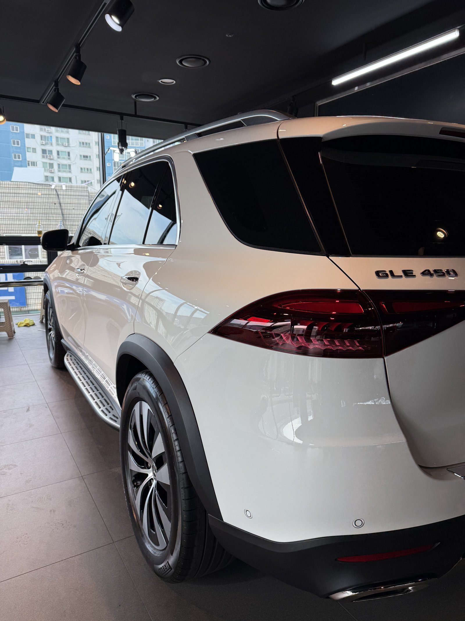 벤츠 GLE450 백색 전측면 - 부산 유리막코팅