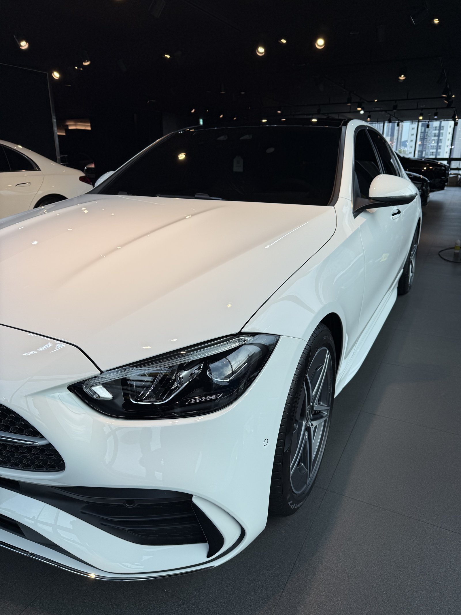 벤츠 C200 백색 신차 전측면 헤드라이트 - 부산 유리막코팅