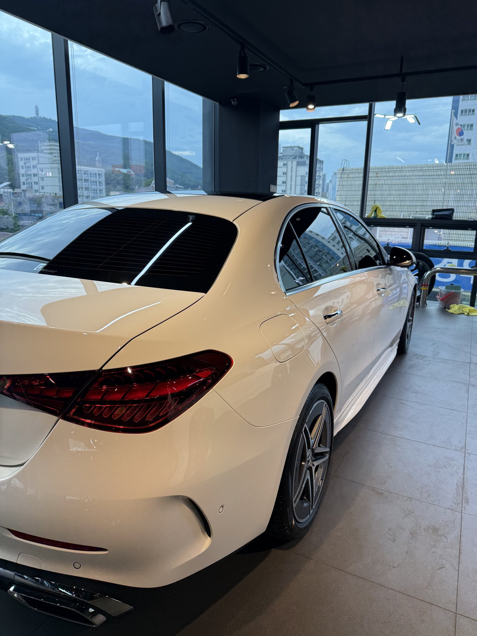 벤츠 C200 백색 신차 후측면 - 유리막코팅