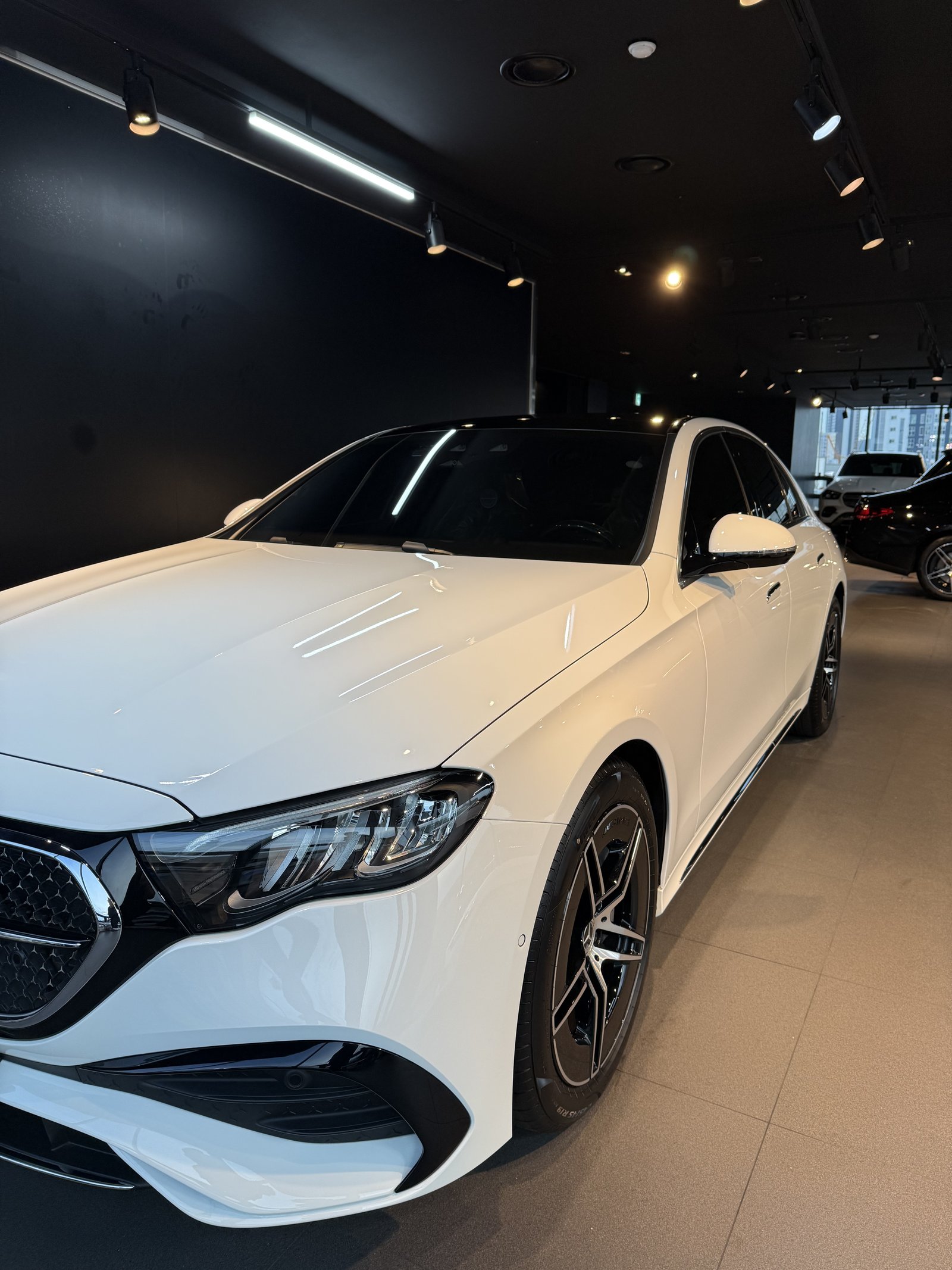 벤츠 E200 백색 신차 전측면 글로시 - 부산 유리막코팅