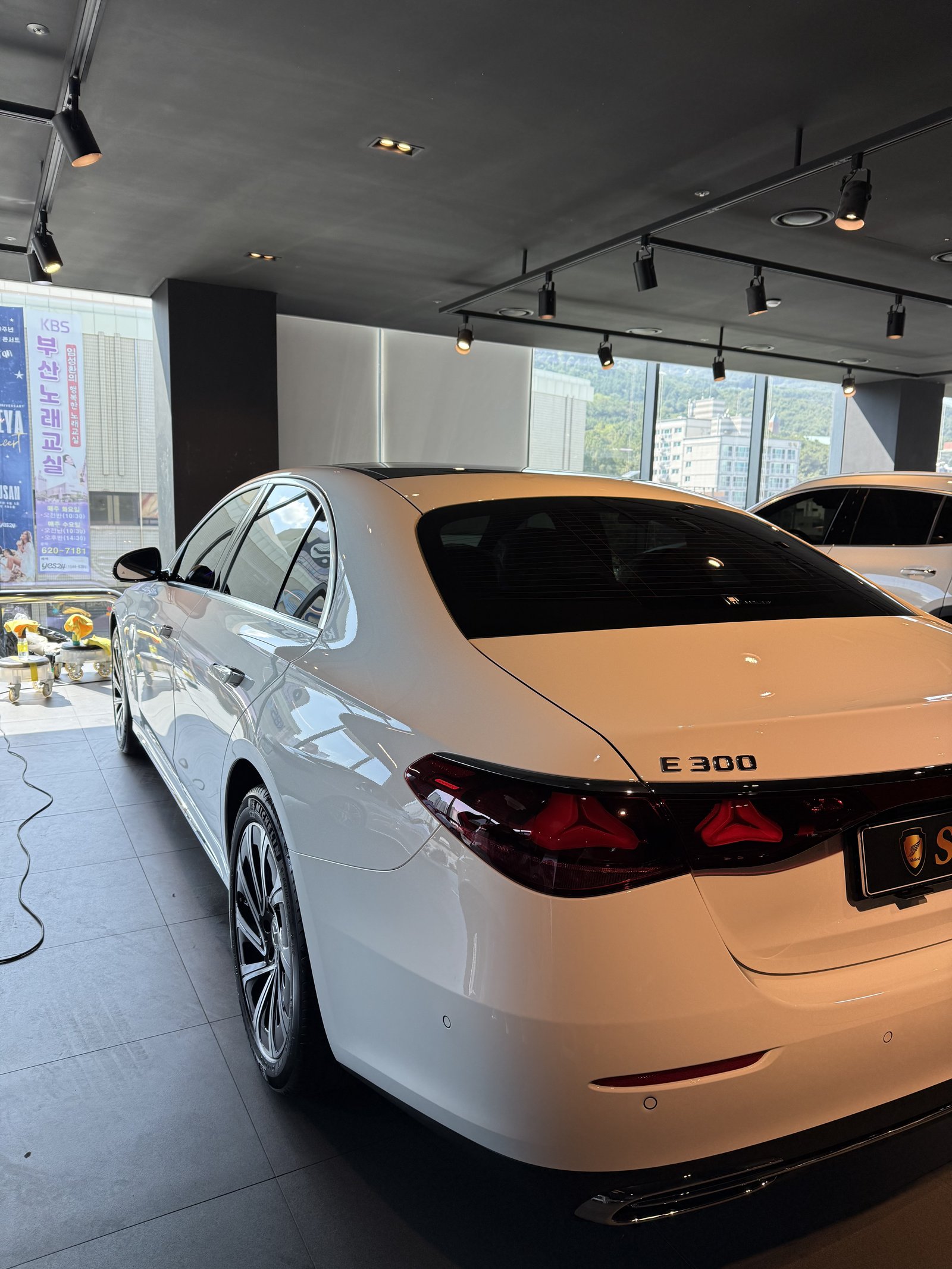 벤츠 E300 백색 신차 후측면 - 유리막코팅