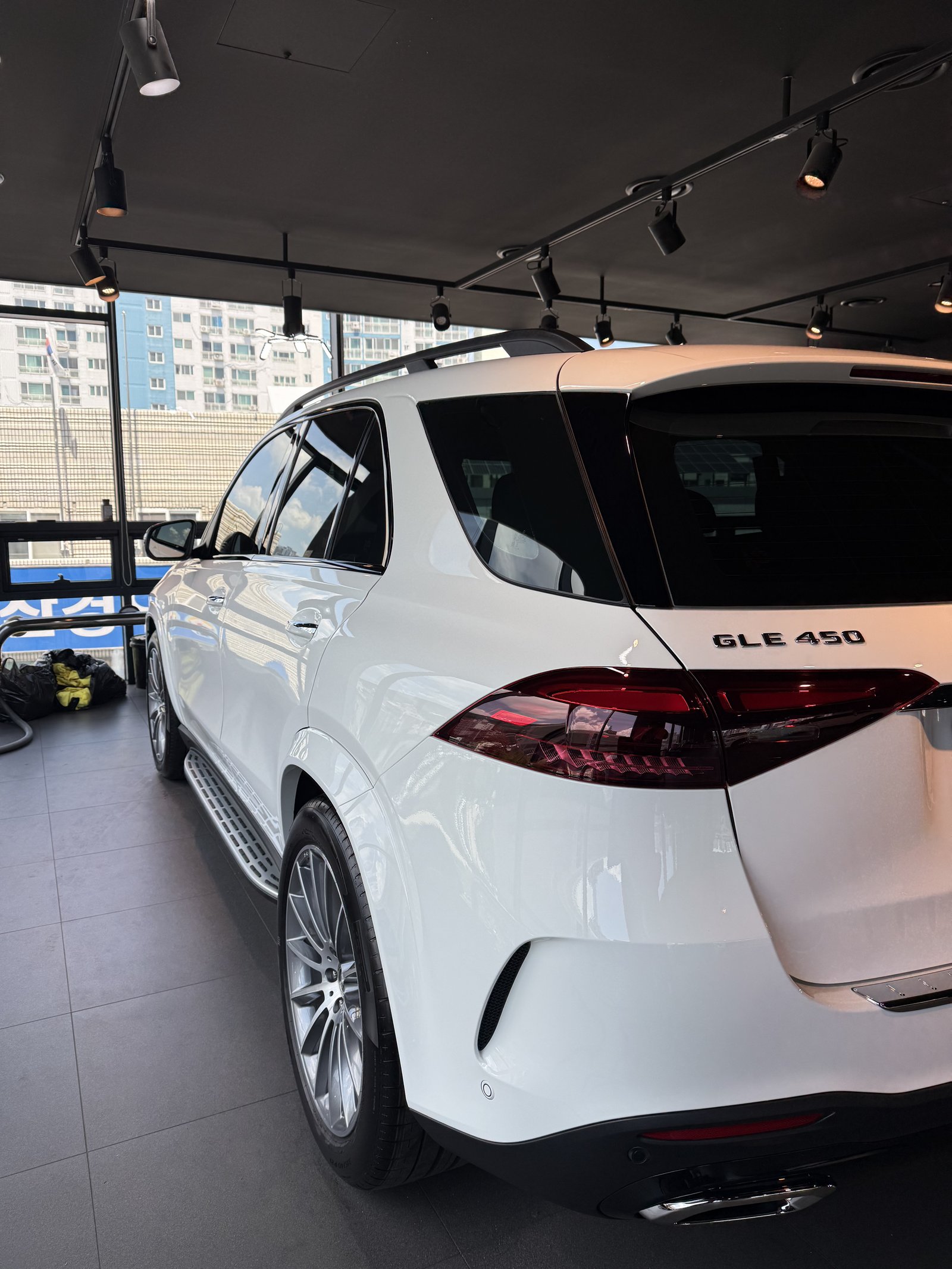벤츠 GLE450 백색 후측면 4MATIC 배지 - 부산 유리막코팅