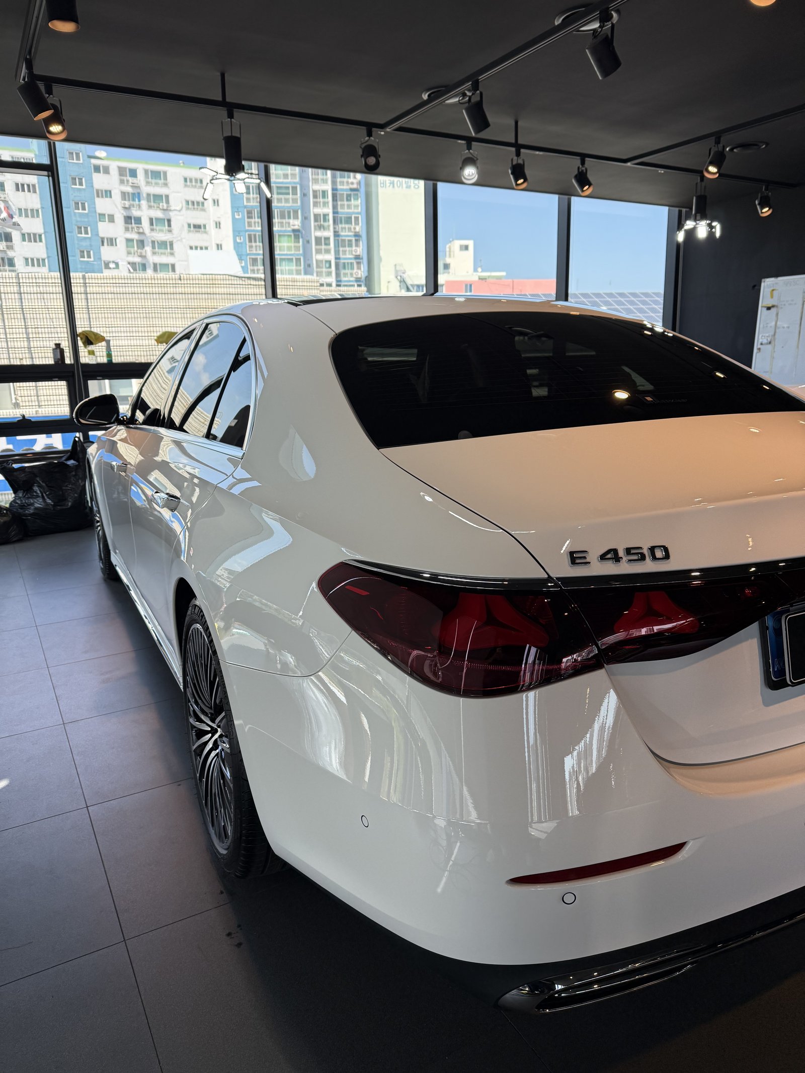 벤츠 E450 백색 신차 후측면 4MATIC - 유리막코팅