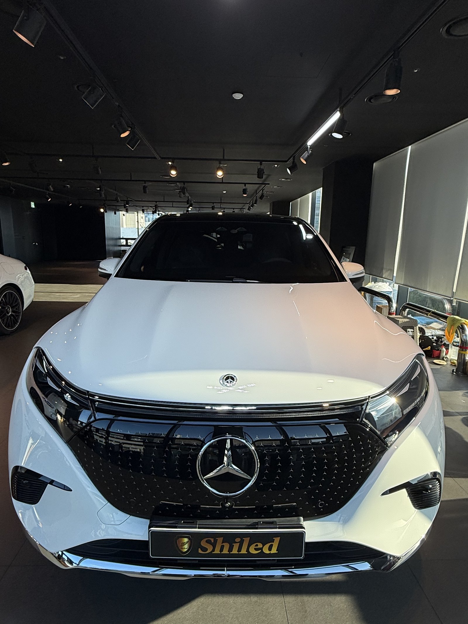 부산 유리막코팅 EQS450 SUV 백색 신차 F5 유리막코팅 전면 - 쉴드광택