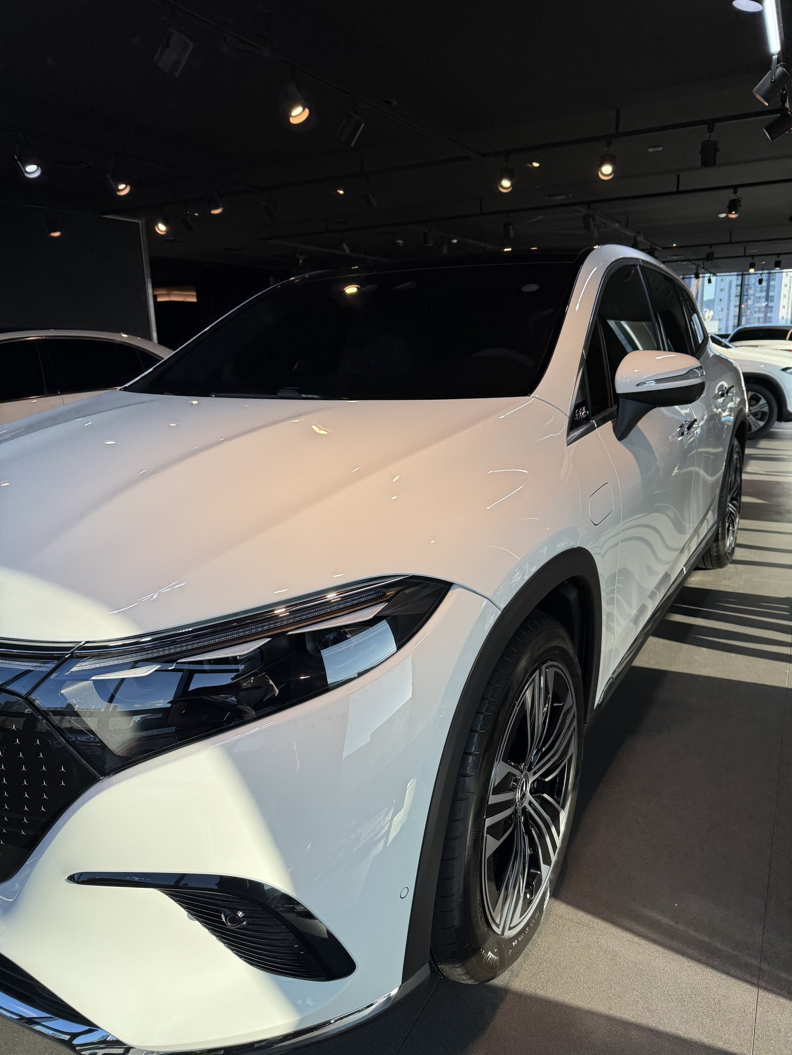 유리막코팅 EQS450 SUV 백색 신차 측면 프로필 - 쉴드광택 신차코팅