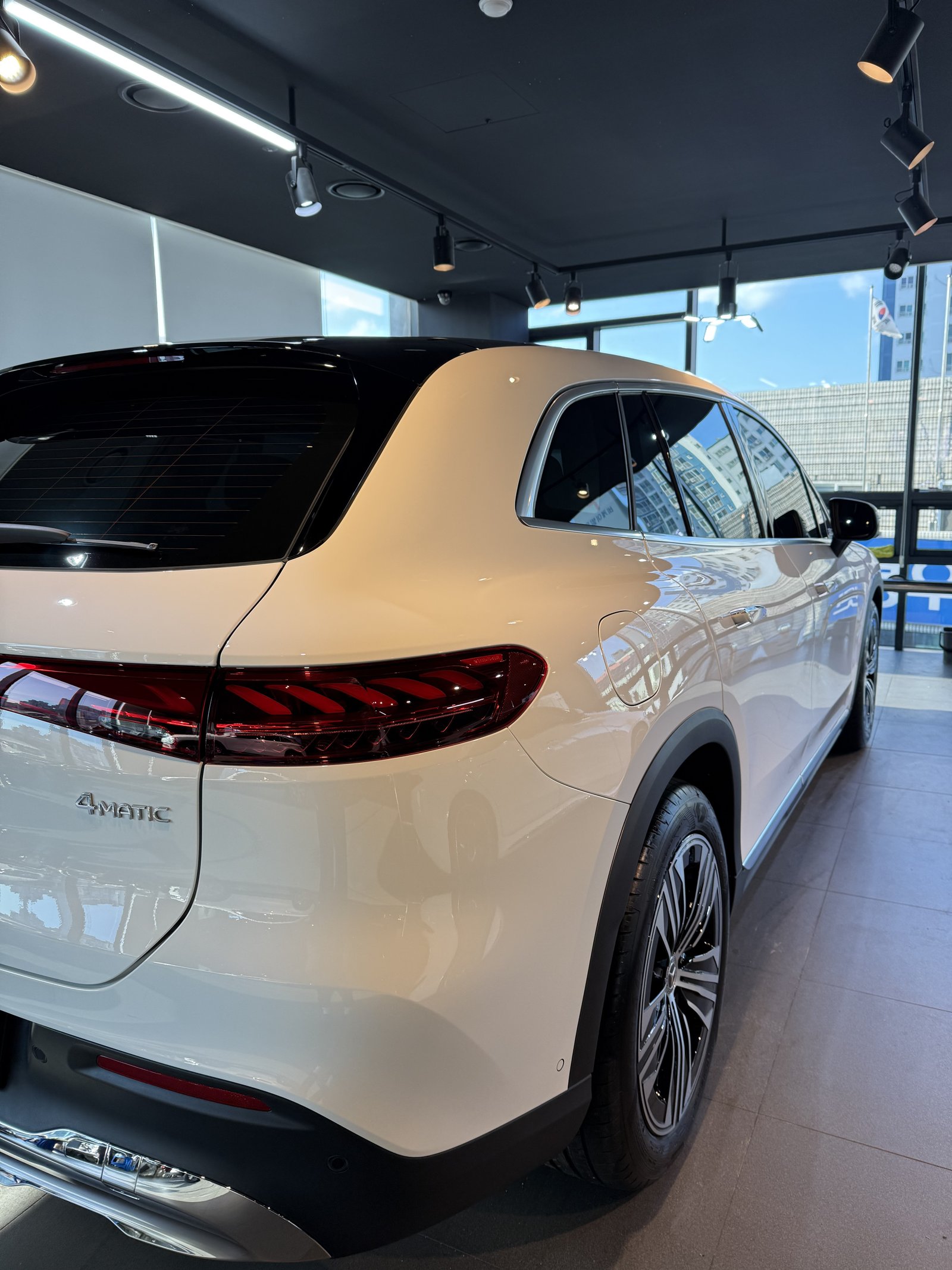 유리막코팅 EQS450 SUV 백색 신차 후측면 - 유리막코팅