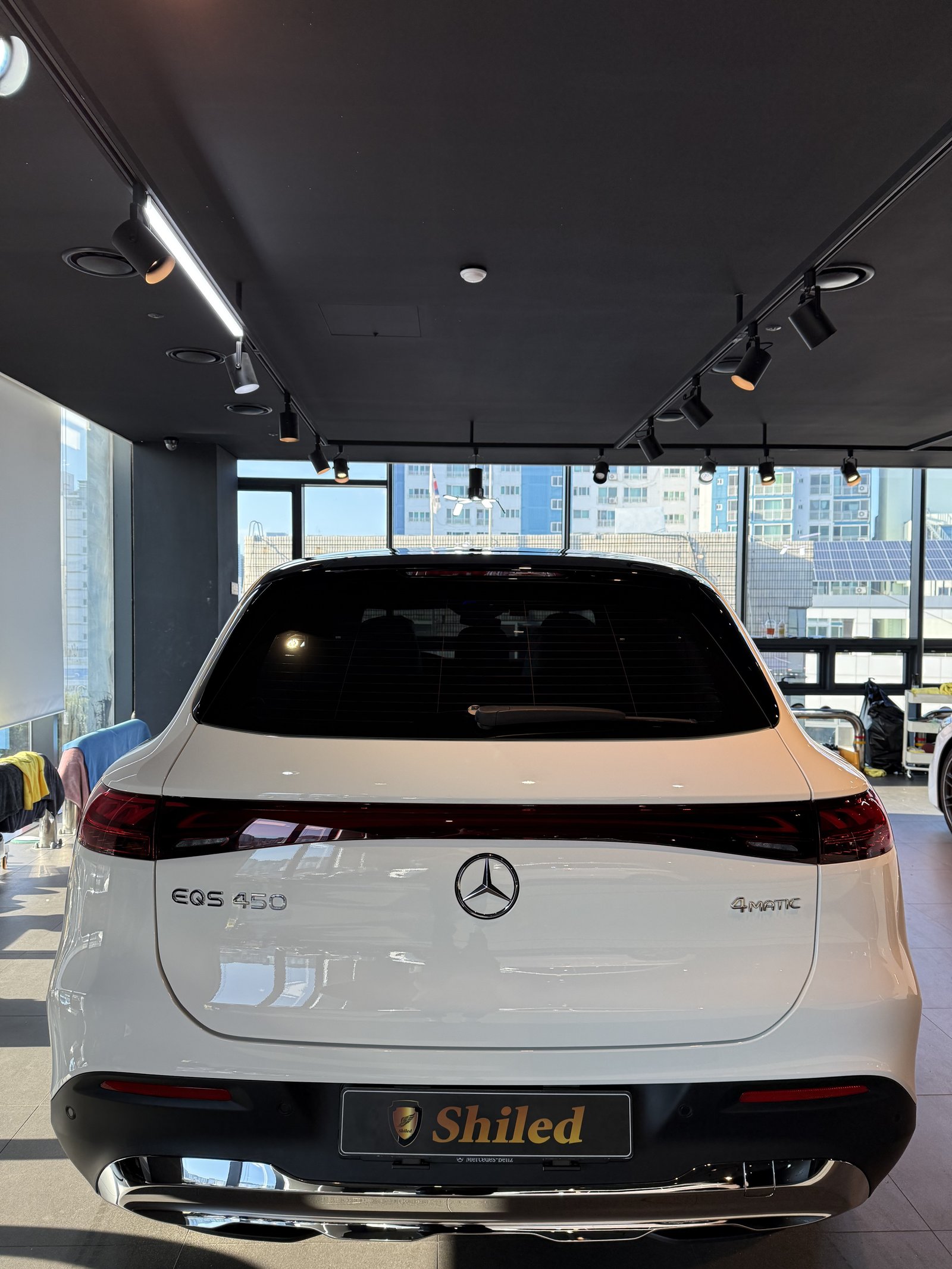 유리막코팅 EQS450 SUV 백색 신차 후면 엠블럼 - 쉴드광택 전기차 신차코팅