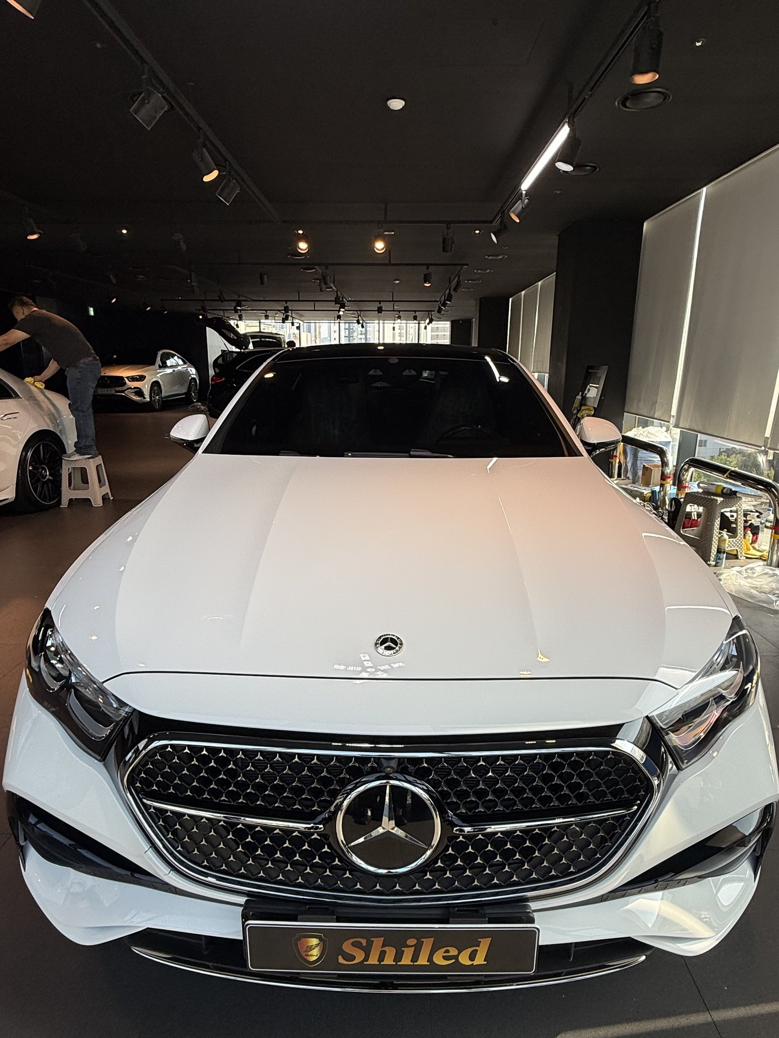 벤츠 E200 AMG 백색 신차 F5 유리막코팅 - 부산 유리막코팅 쉴드광택 전면
