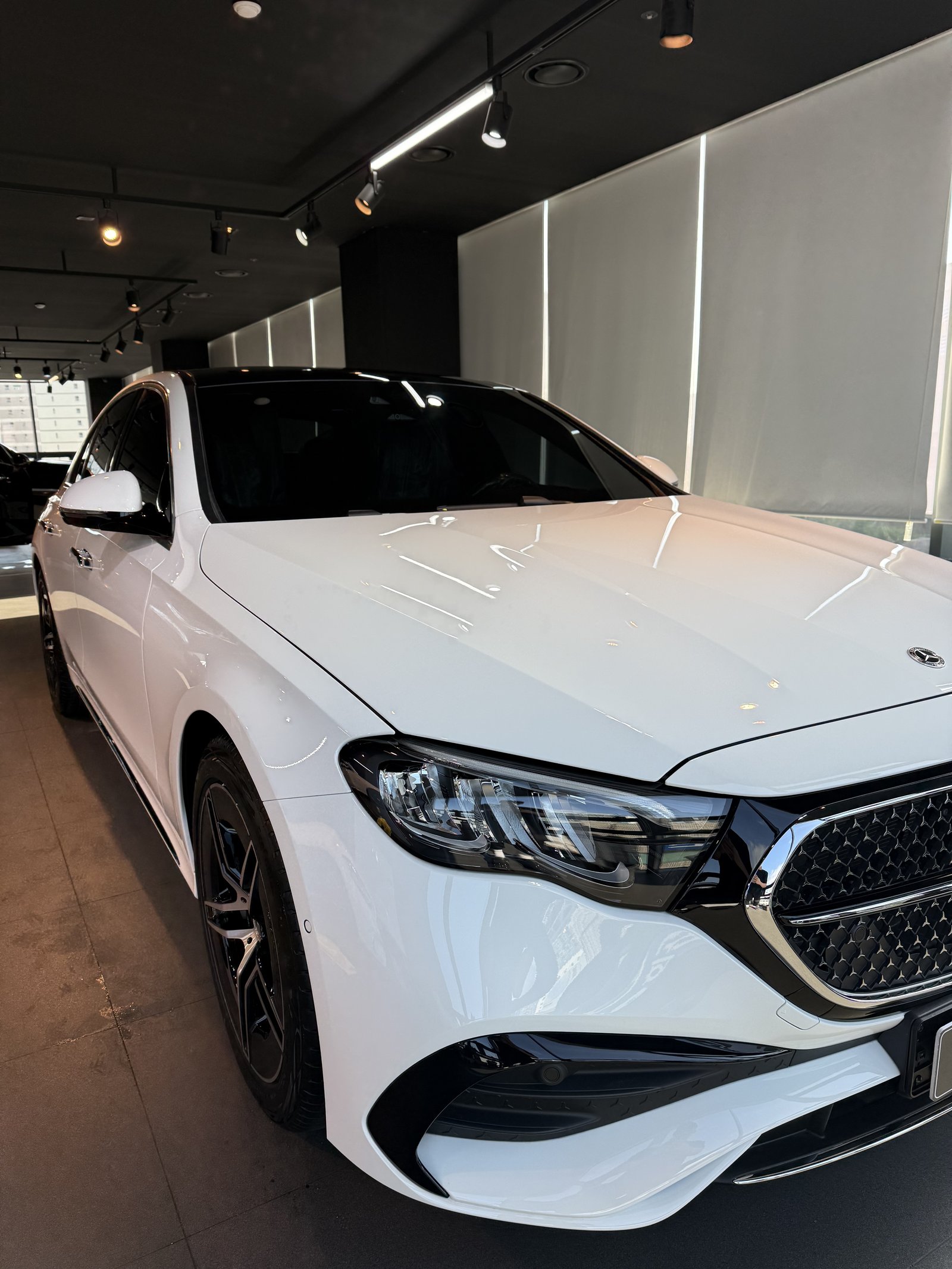 벤츠 E200 AMG 백색 프론트 펜더 글로시 리플렉션 - 부산 유리막코팅