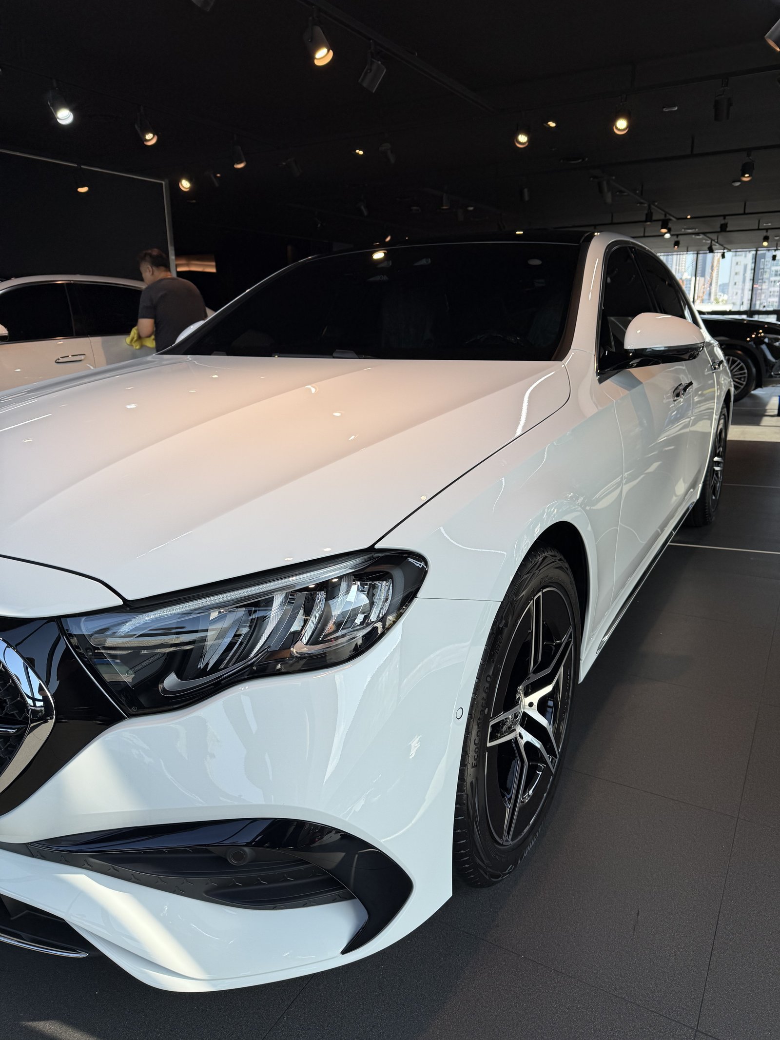 벤츠 E200 AMG 백색 신차 측면 바디라인 - 부산 유리막코팅 F5