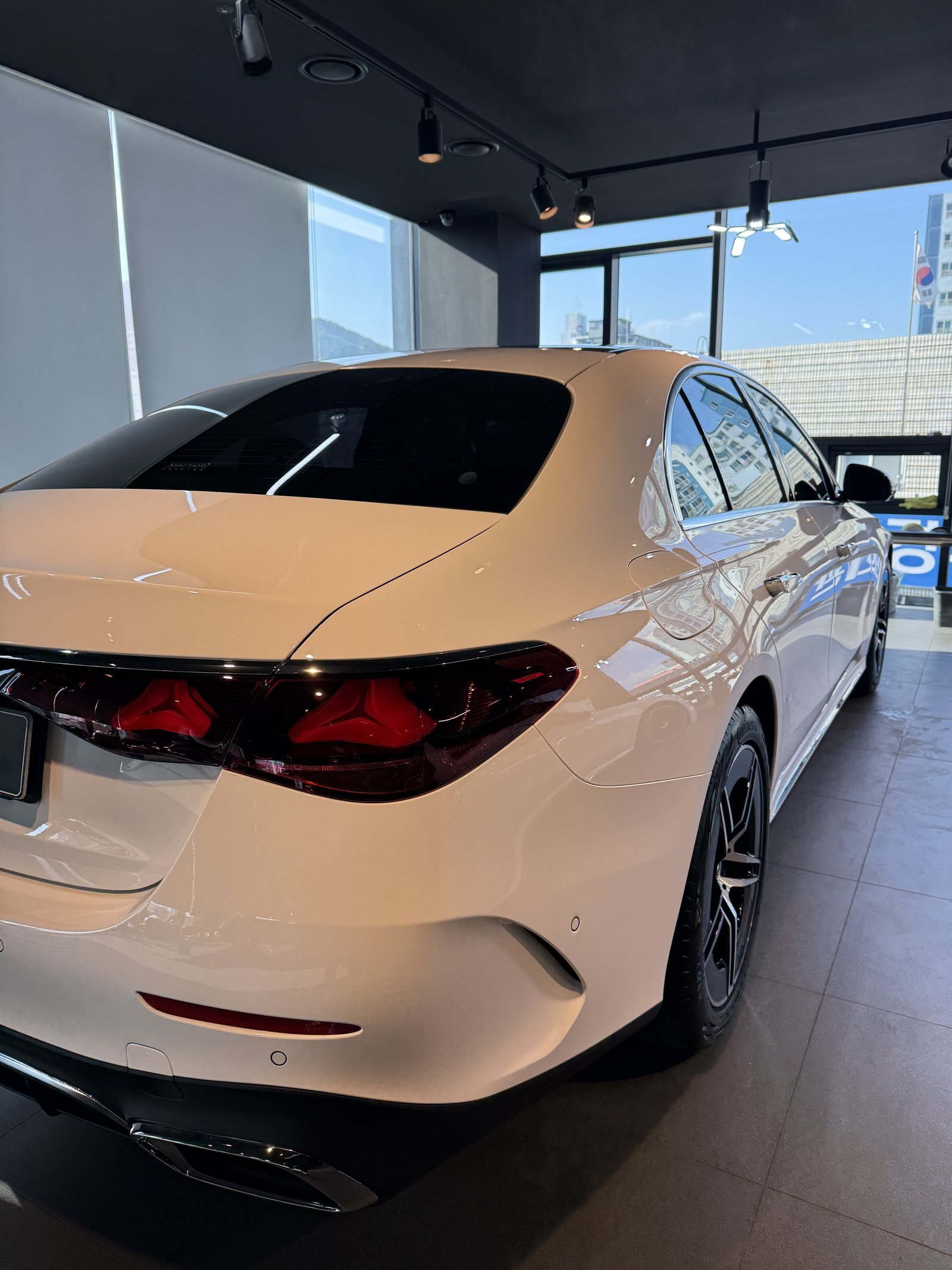 벤츠 E200 AMG 백색 신차 후측면 - 유리막코팅