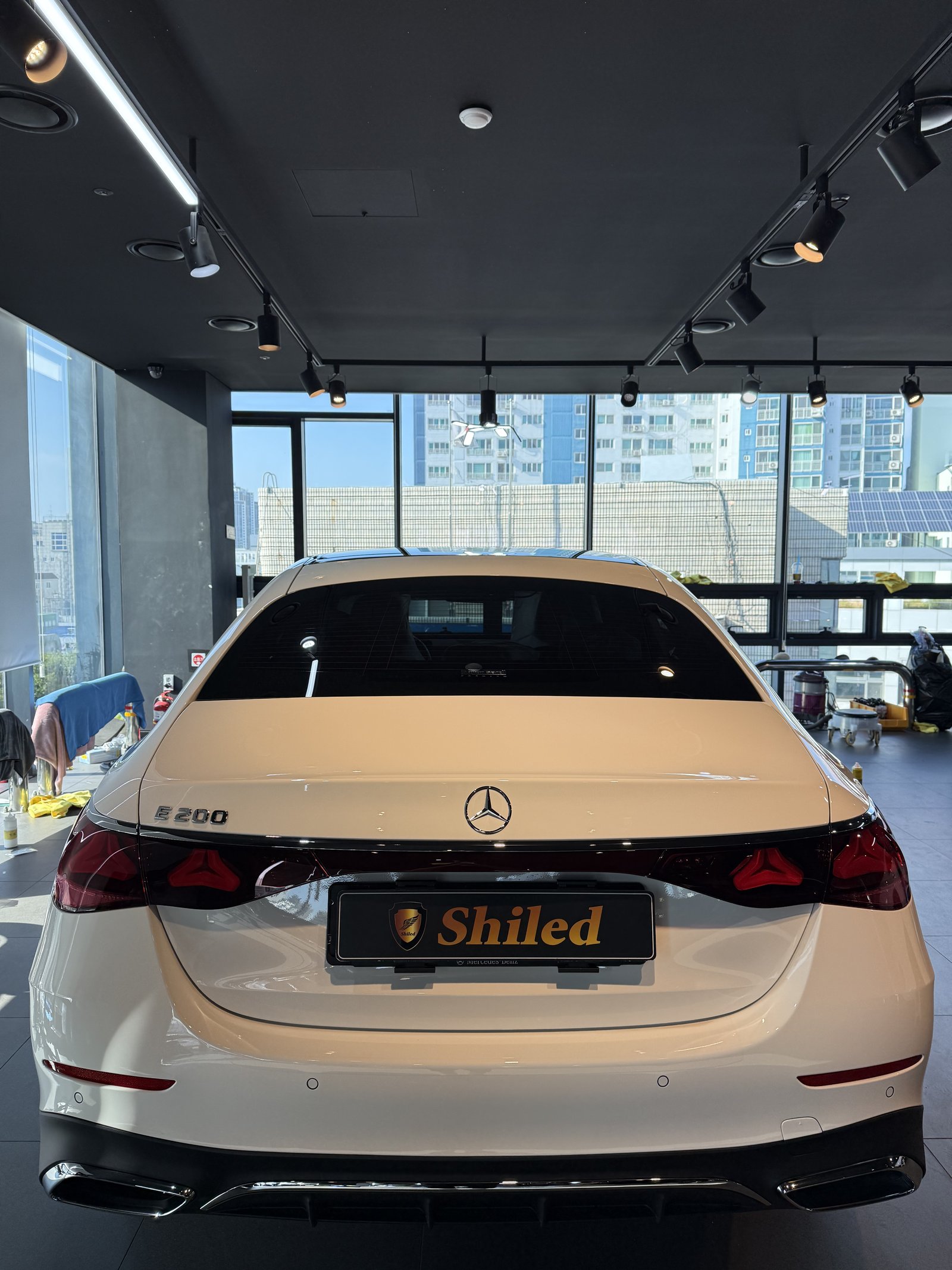 벤츠 E200 AMG 백색 신차 후면 - 부산 쉴드광택 신차코팅