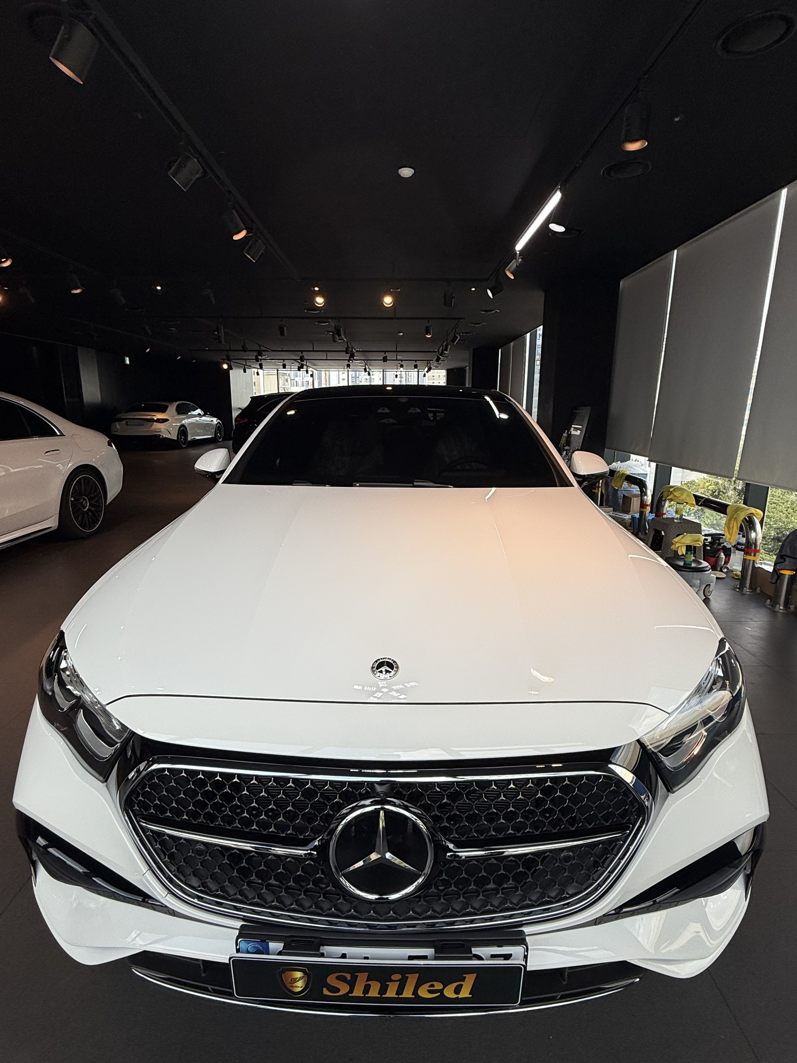 벤츠 E200 AMG 백색 신차 F5 유리막코팅 - 부산 쉴드광택 전면