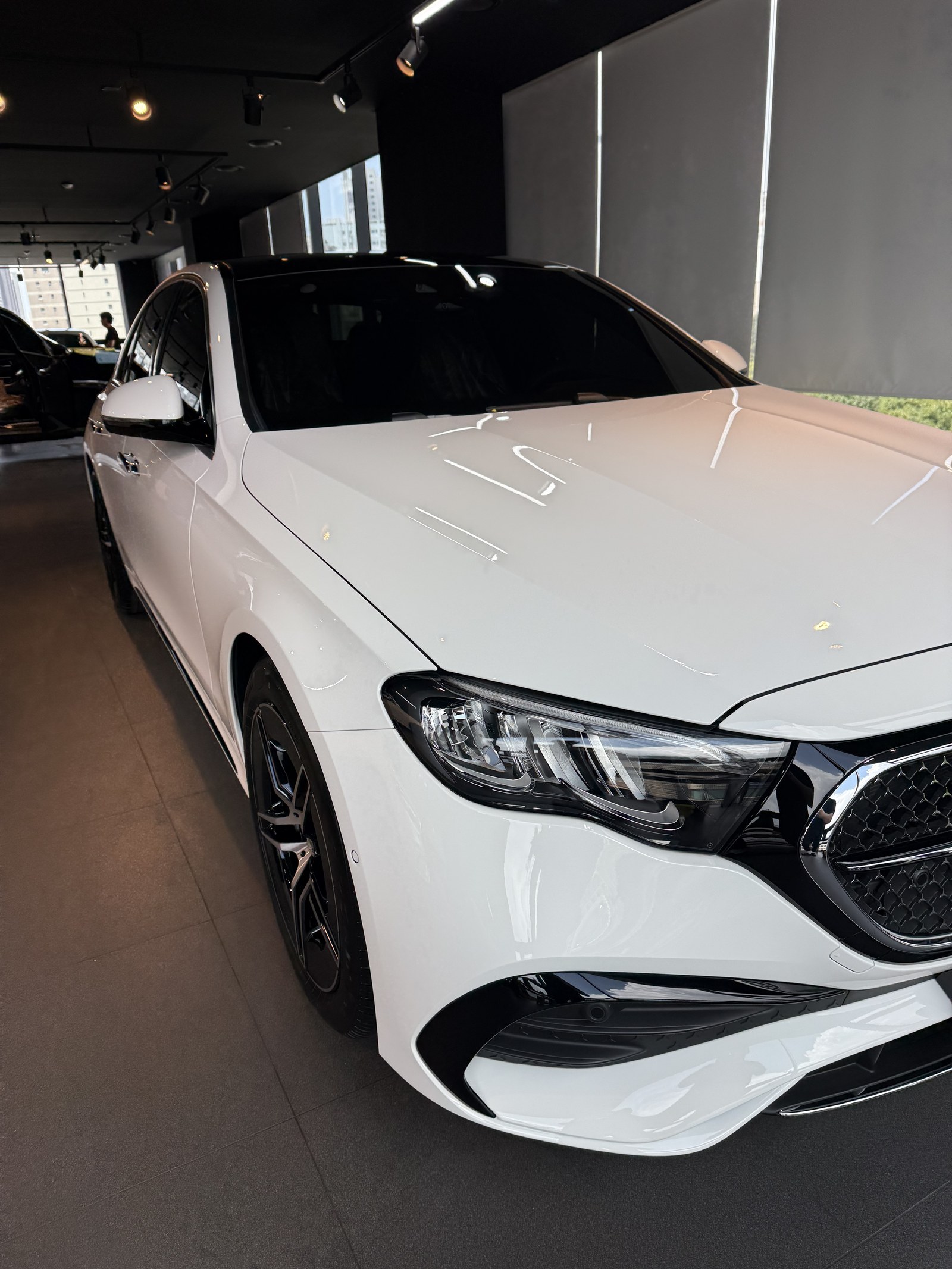 벤츠 E200 AMG 백색 신차 전측면 글로시 - 부산 유리막코팅